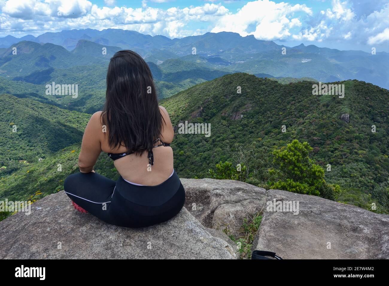 bonne femme au sommet de la montagne Banque D'Images