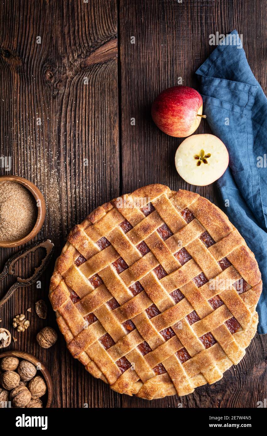 Dessert maison, tarte à la croûte de treillis à l'ancienne avec garniture aux pommes et aux noix râpées, arrosée de sucre granulé et de cannelle sur une courge rustique Banque D'Images