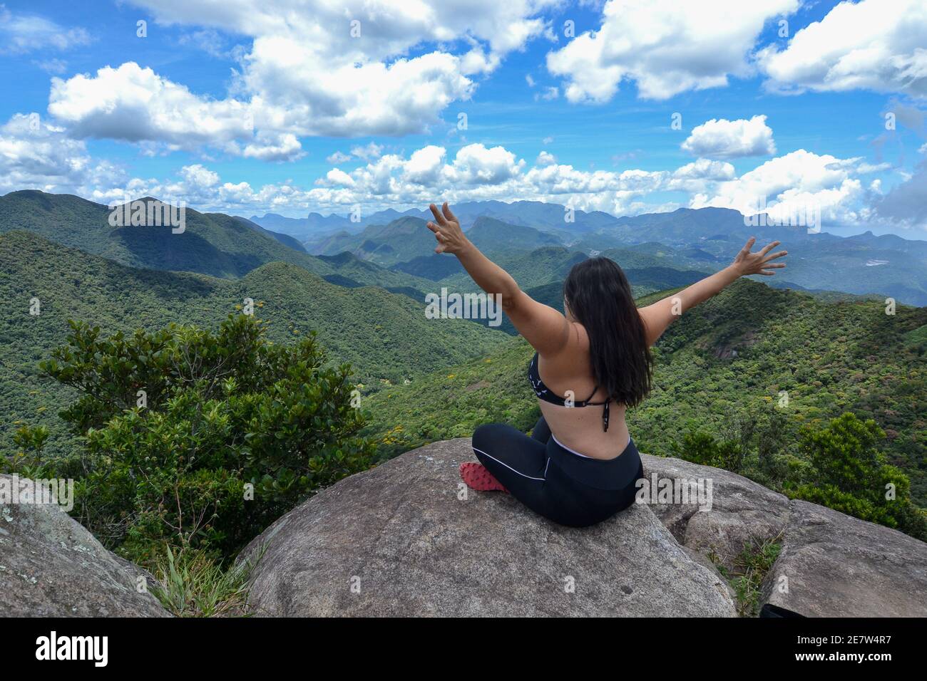 bonne femme au sommet de la montagne Banque D'Images