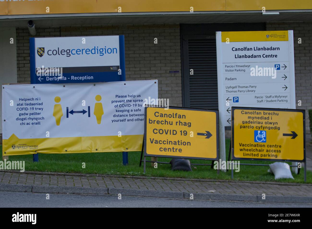 Centre de tests et de vaccination Covid-19 avec affiches bilingues en anglais Et Welsh au campus de l'Université Aberystwyth, Ceredigion, pays de Galles, Royaume-Uni Banque D'Images