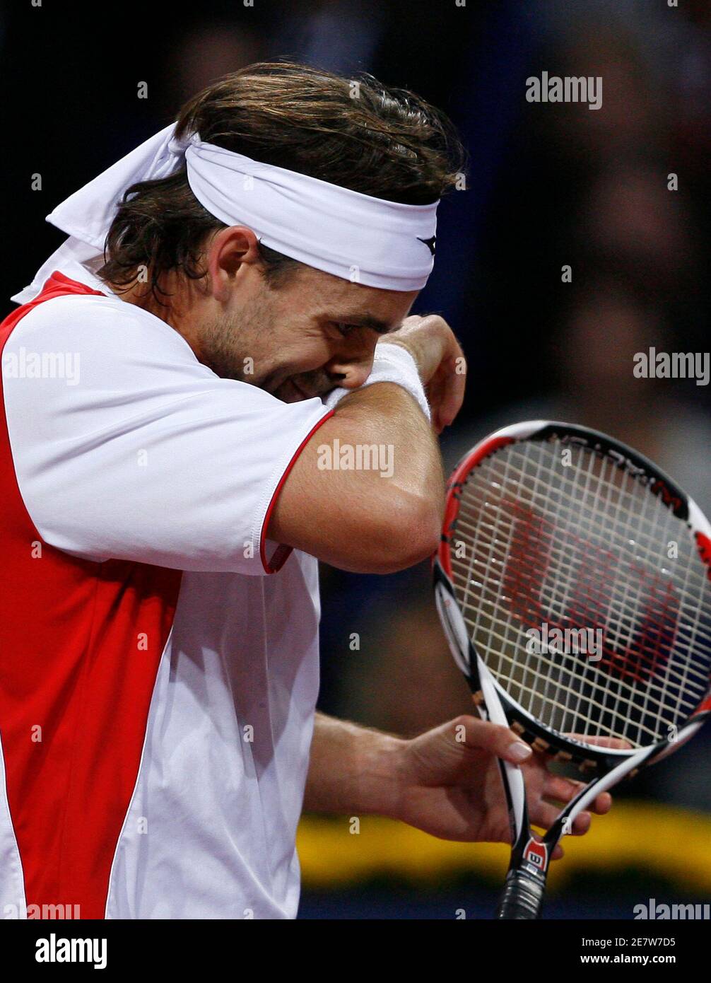 Le joueur allemand Nicolas Kiefer se balaye le visage lors de son match de  quart-finale contre la Suisse Roger Federer lors du tournoi de tennis  suisse à l'intérieur de l'ATP à Bâle,