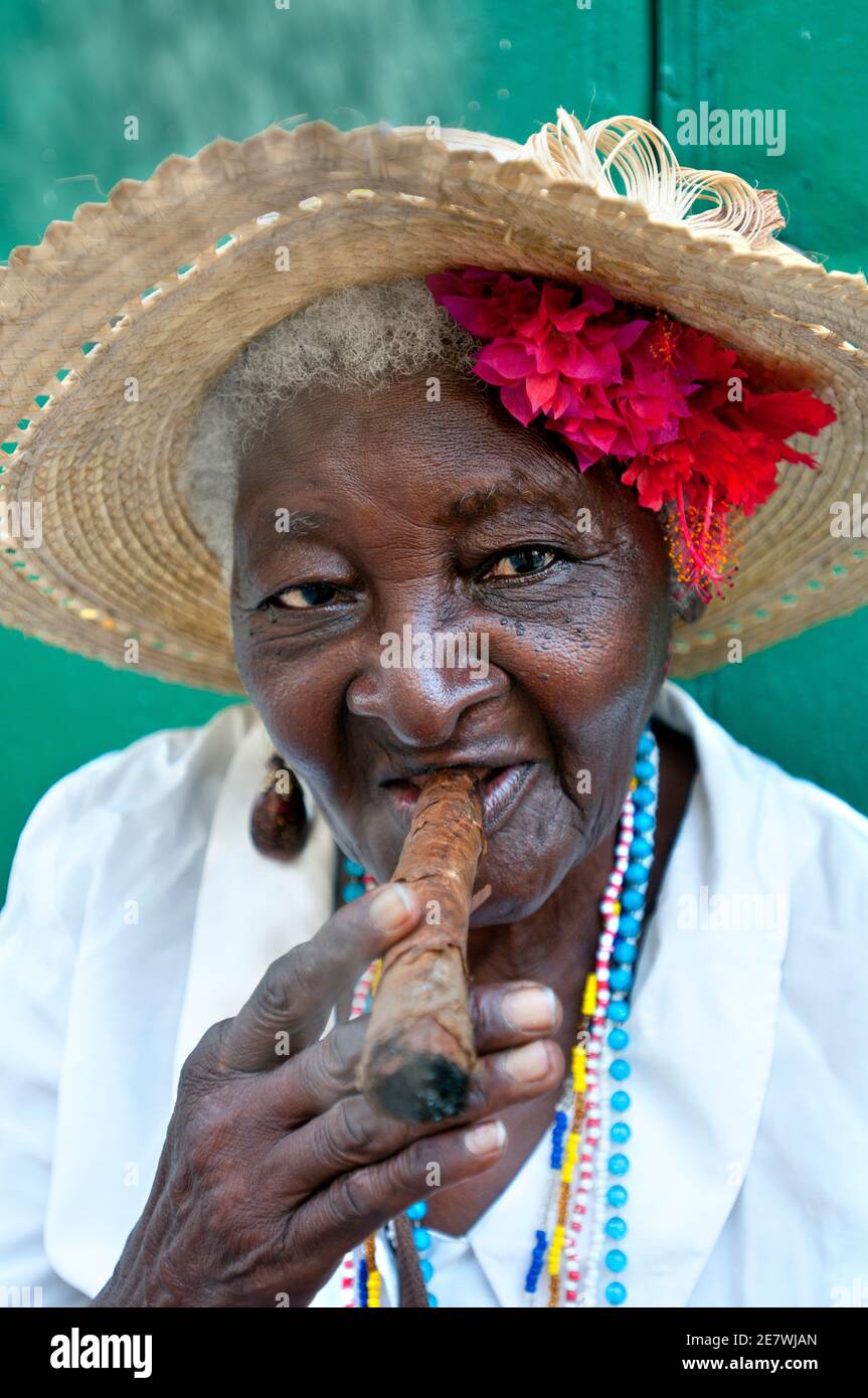 Femme âgée fumant du cigare, la Havane, Cuba Banque D'Images