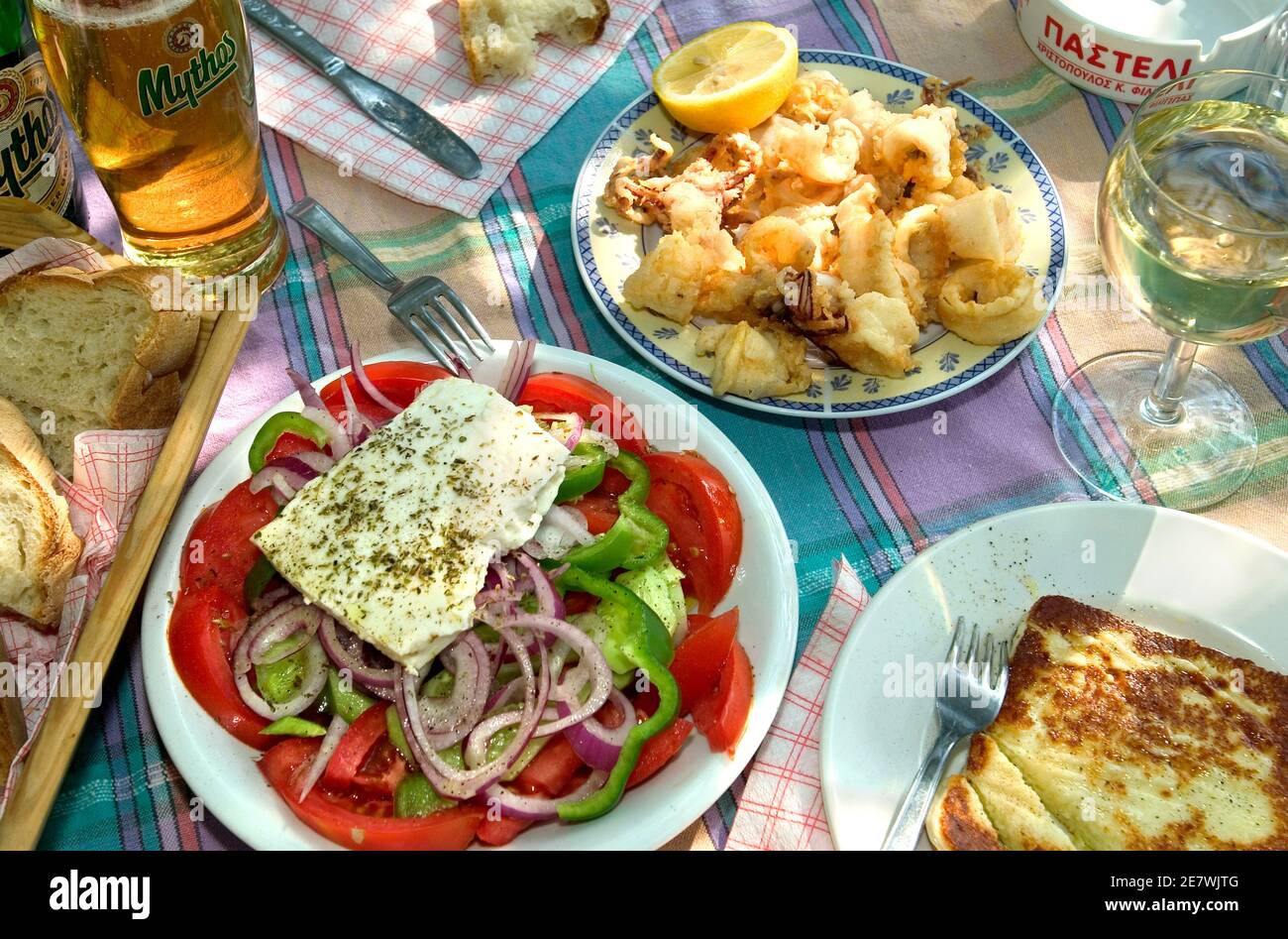 Meze avec salade grecque, calamalares et fromage saganaki, Stoupa, Péloponnèse, Grèce Banque D'Images