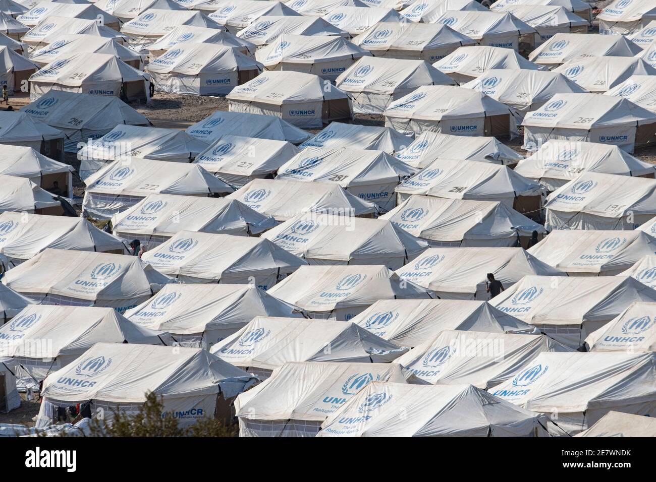 Vue panoramique du nouveau camp temporaire de réfugiés avec tentes.le camp de réfugiés de Caratepe, Kara Tepe ou Mavrovouni a été construit après l'incendie du hotspot de Moria, accueillant des réfugiés et des migrants, des demandeurs d'asile qui ont tous été testés pour la COVID-19 avant d'entrer, fournissant un abri et de la nourriture. L'installation a été construite par le Gouvernement grec, l'Armée hellénique, le HCR et l'Union européenne. Banque D'Images