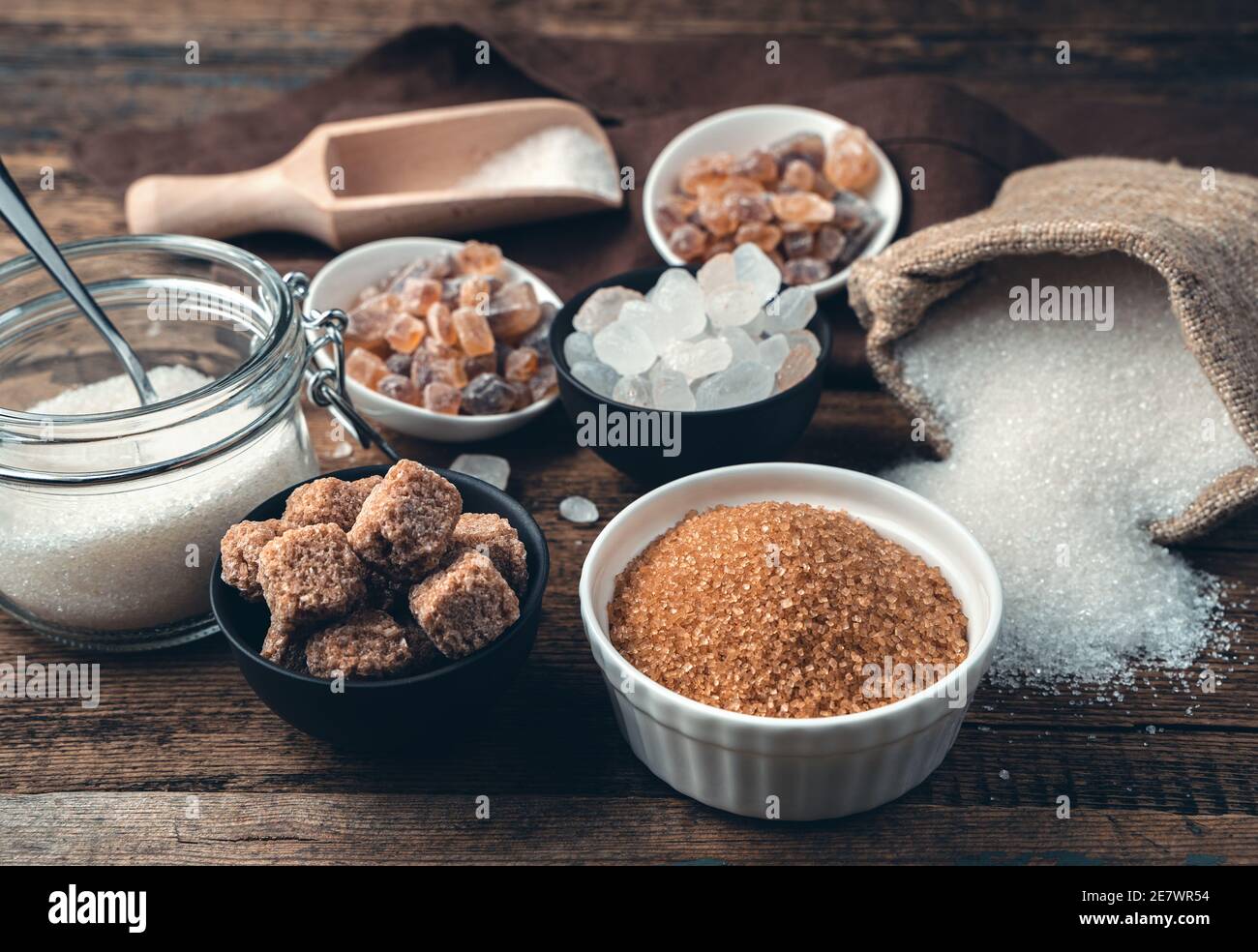 Beaucoup de différents types de sucre sur un fond en bois. Vue latérale. Banque D'Images