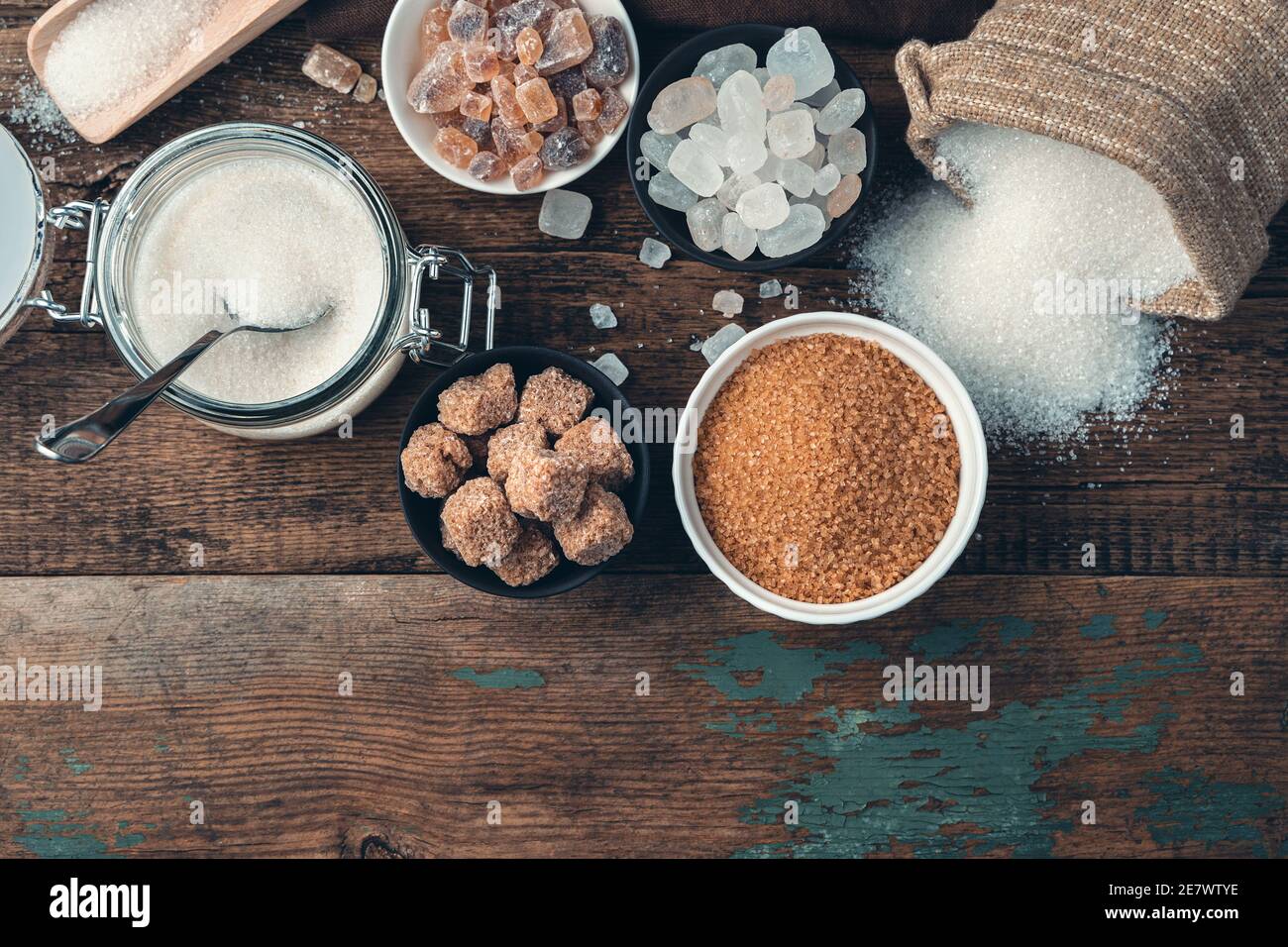 Assortiment de sucres de différents types et variétés sur fond de bois. Banque D'Images