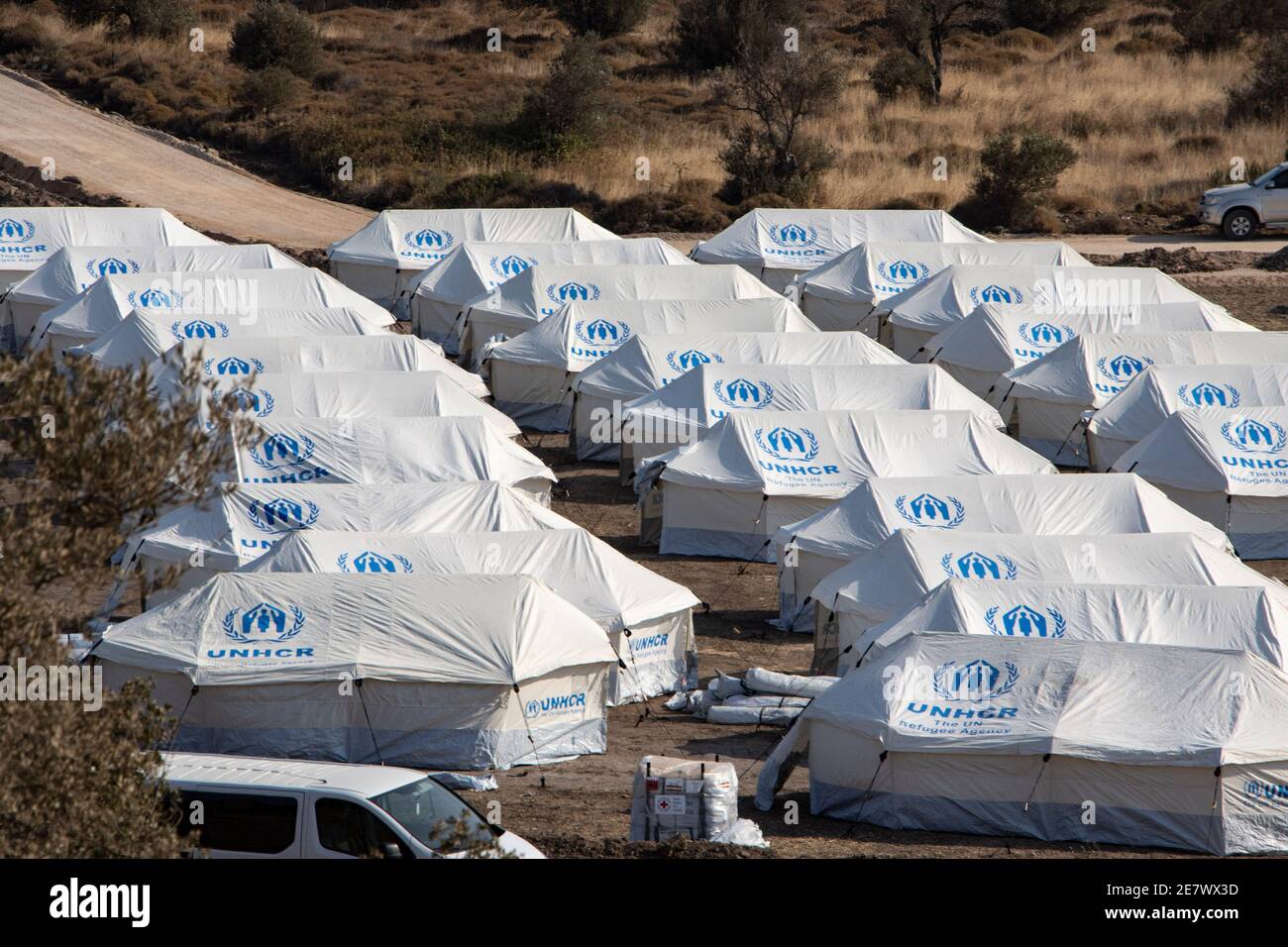 Mytilène, Grèce. 28 septembre 2020. Vue panoramique du nouveau camp temporaire de réfugiés avec tentes.le camp de réfugiés de Caratepe, Kara Tepe ou Mavrovouni a été construit après l'incendie du hotspot de Moria, accueillant des réfugiés et des migrants, des demandeurs d'asile qui ont tous été testés pour la COVID-19 avant d'entrer, fournissant un abri et de la nourriture. L'installation a été construite par le Gouvernement grec, l'Armée hellénique, le HCR et l'Union européenne. Crédit: Nik Oiko/SOPA Images/ZUMA Wire/Alay Live News Banque D'Images