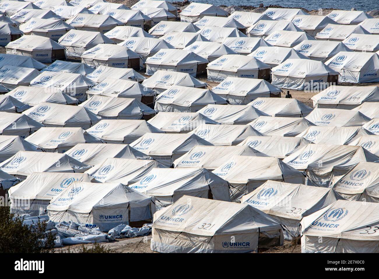 Mytilène, Grèce. 28 septembre 2020. Vue panoramique du nouveau camp temporaire de réfugiés avec tentes.le camp de réfugiés de Caratepe, Kara Tepe ou Mavrovouni a été construit après l'incendie du hotspot de Moria, accueillant des réfugiés et des migrants, des demandeurs d'asile qui ont tous été testés pour la COVID-19 avant d'entrer, fournissant un abri et de la nourriture. L'installation a été construite par le Gouvernement grec, l'Armée hellénique, le HCR et l'Union européenne. Crédit: Nik Oiko/SOPA Images/ZUMA Wire/Alay Live News Banque D'Images