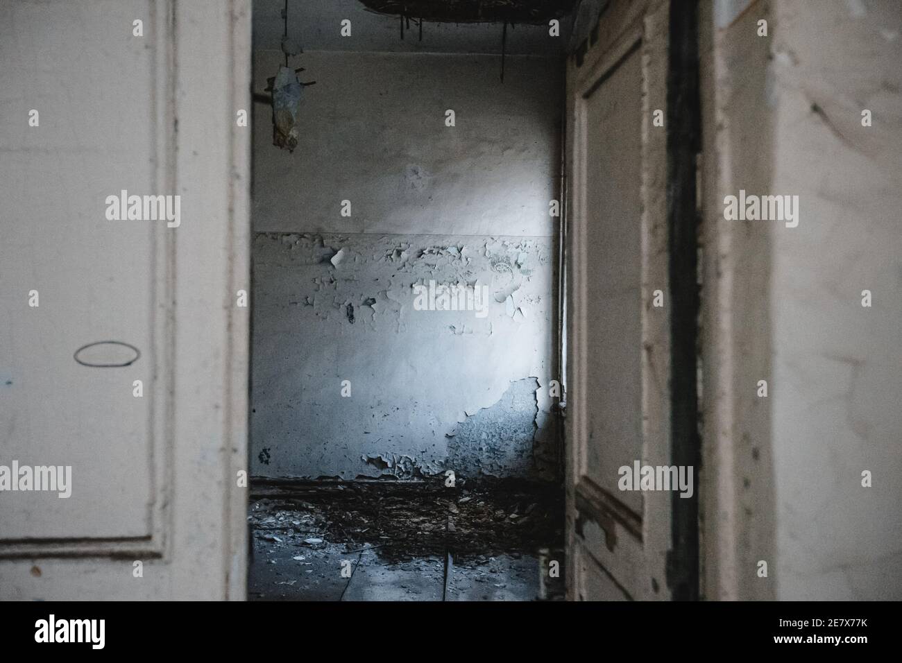 Une porte ouverte à une vieille maison abandonnée. Bâtiment abandonné. Banque D'Images