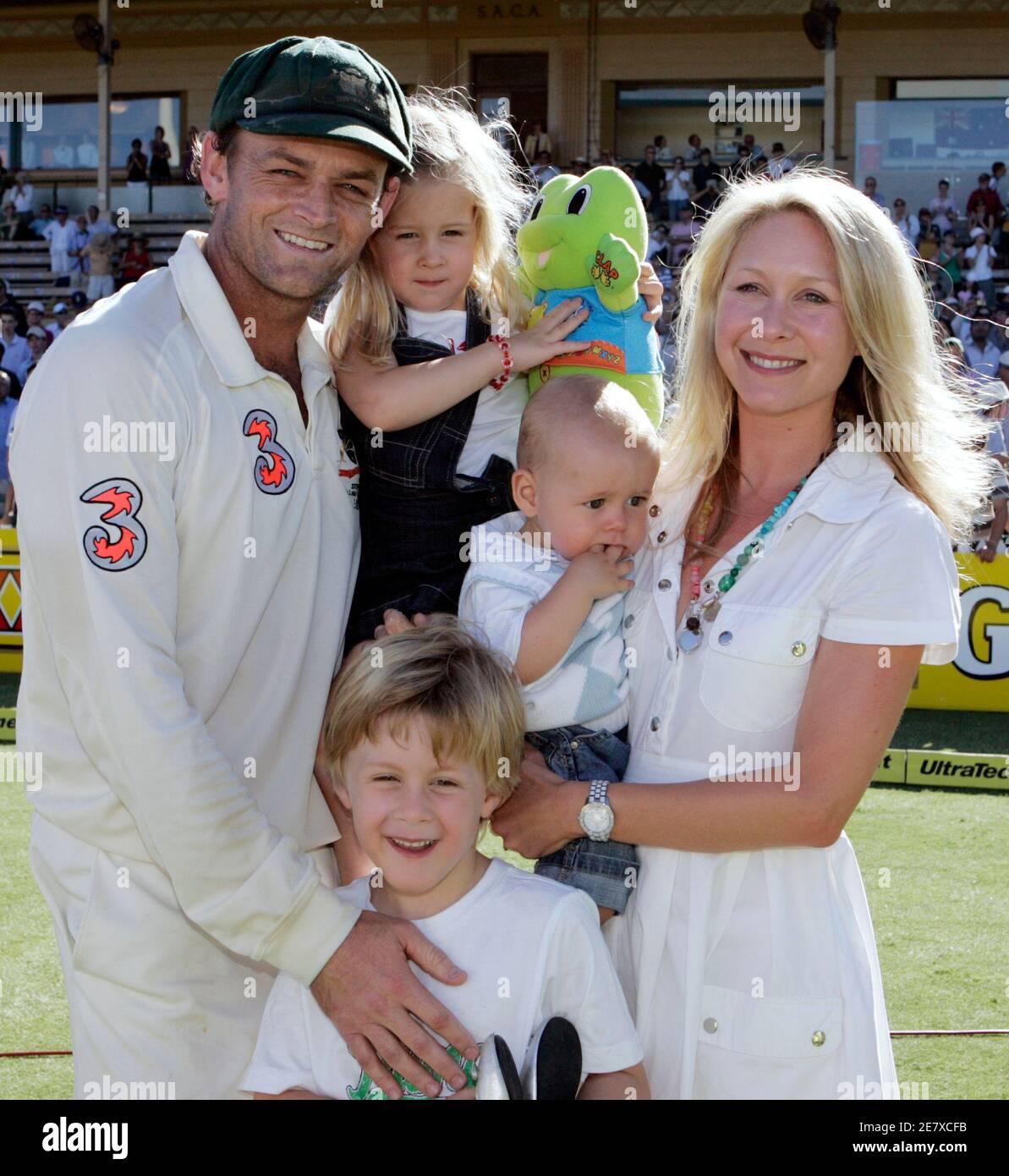 Adam Gilchrist (L), le gardien de cricket de l'Australie qui prend sa retraite, pose avec sa femme Mel (R) et ses enfants (L-R) Annie, 3 ans, Harrison, 6 ans et Archie, 11 mois après que l'Australie et l'Inde aient organisé leur quatrième et dernier match de cricket à l'Adelaide Oval le 28 janvier 2008. Gilchrist a stupéfait le monde du cricket samedi lorsqu’il a annoncé qu’il abandonnait le cricket d’essai à la fin du match, puis qu’il s’agissait d’un jour d’internationaux en mars. Gilchrist a terminé sa dernière journée de cricket d'essai avec deux prises pour prendre son compte de carrière final à 416 licenciements, trois jours après avoir battu le record mondial pour un gardien de cricket.Gilchris Banque D'Images