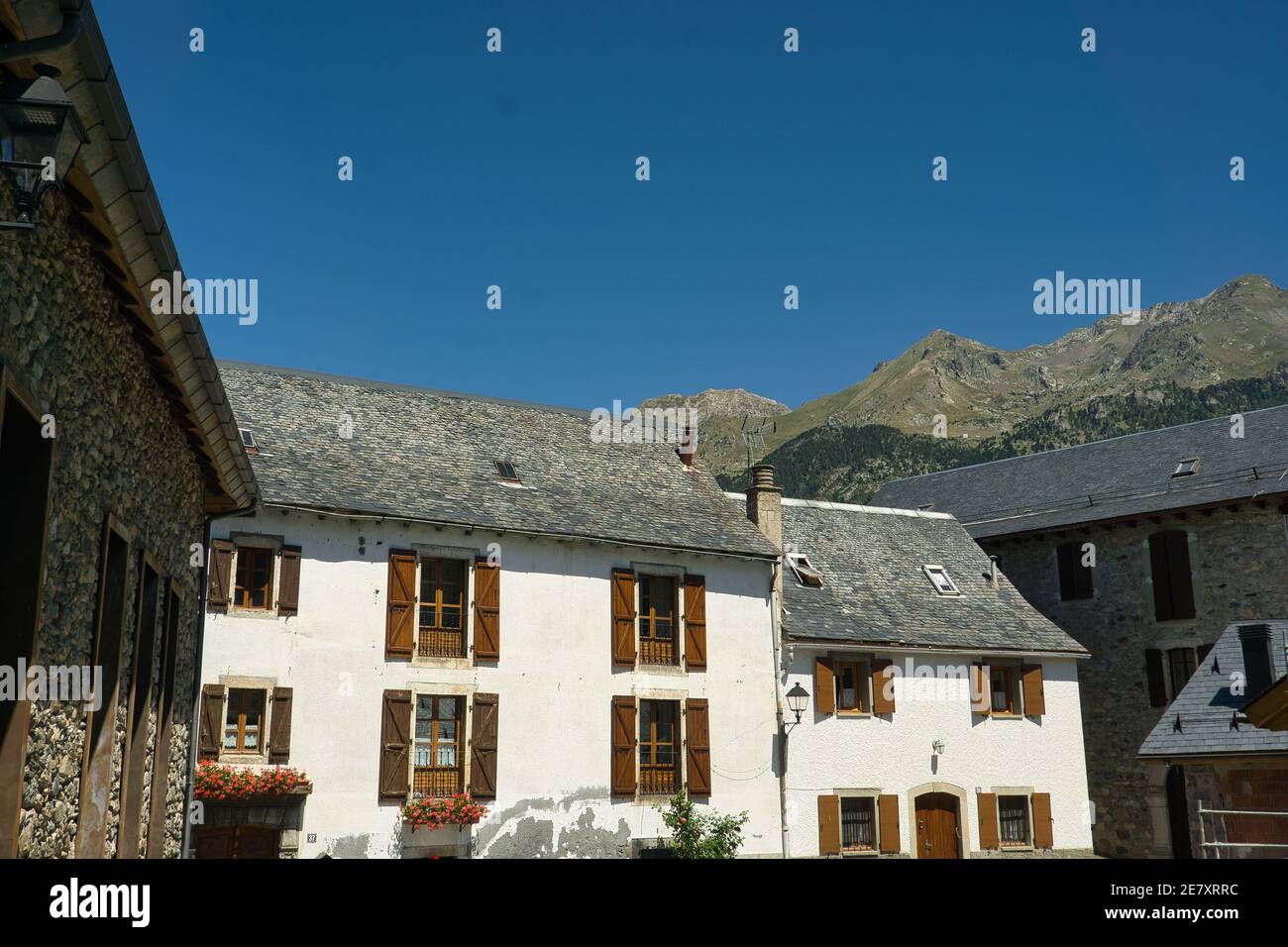Ville de Sallent de Gallego, située à Hueca, Aragon, Espagne. Vue sur le paysage Banque D'Images