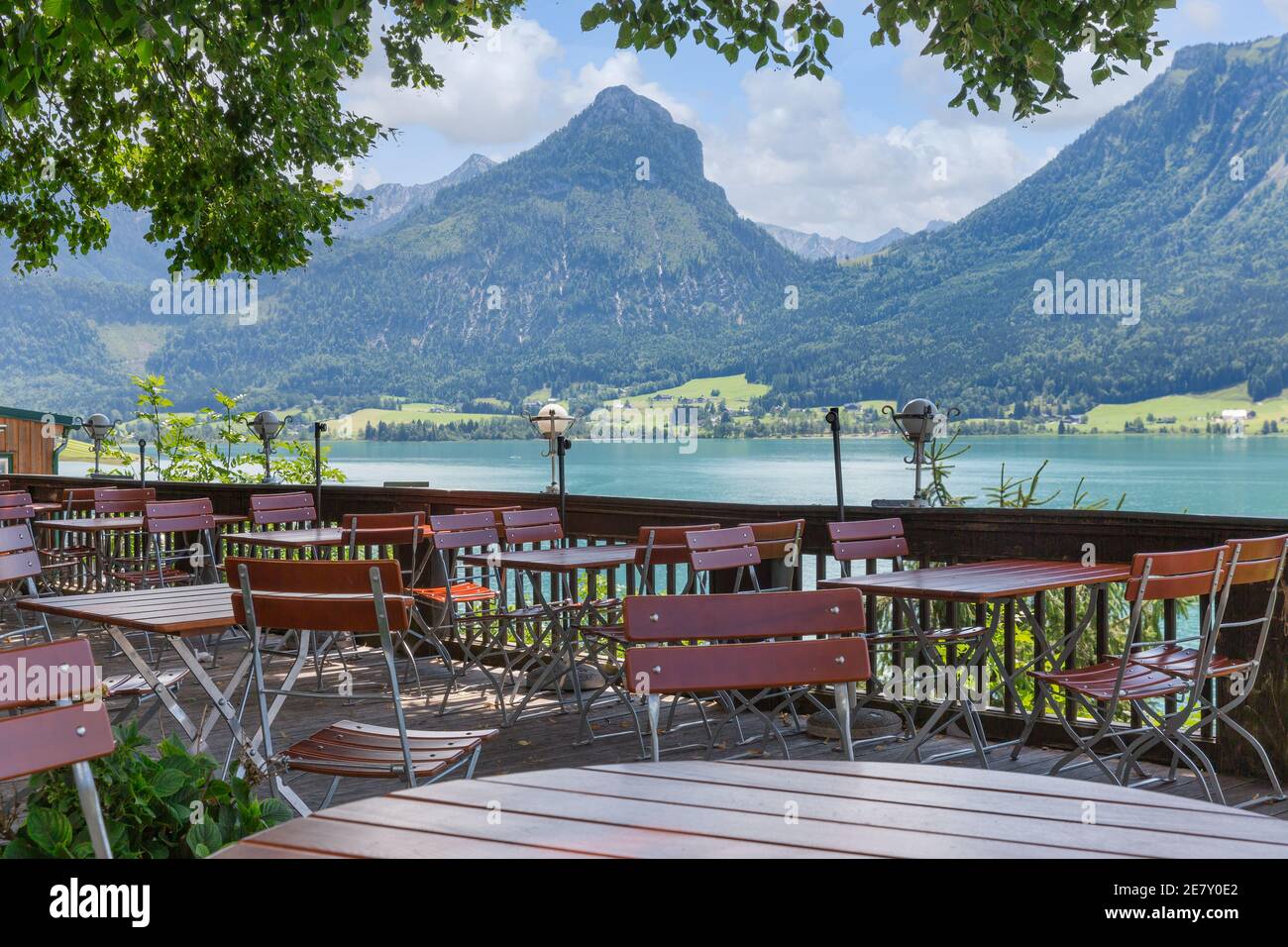 Terrasse à Sankt Wolfgang avec belle vue sur le Wolfgangsee autrichien Banque D'Images