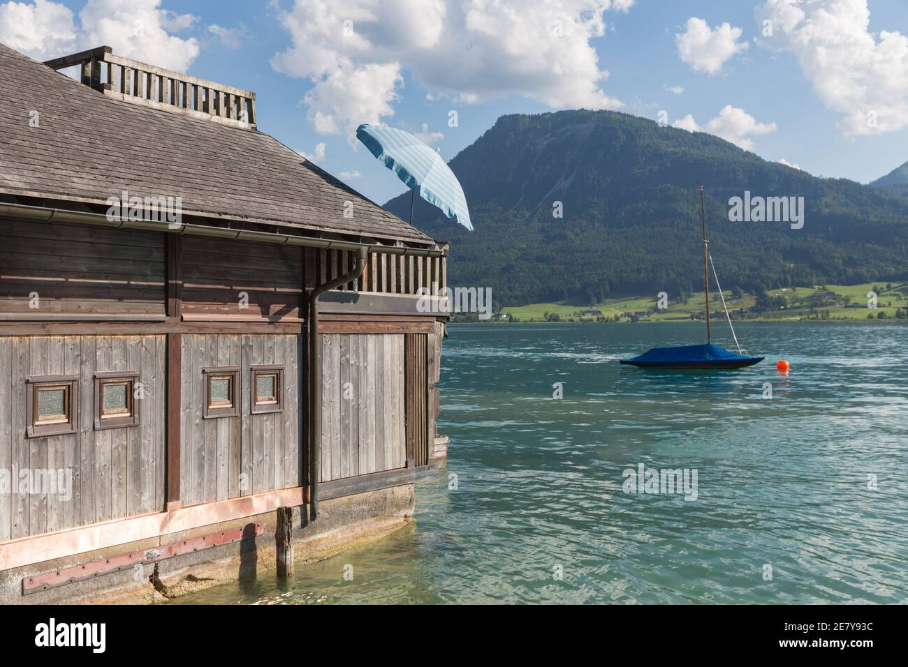Hangar à bateaux en bois à Sankt Wolfgang am Wolfgangsee entouré par les alpes Banque D'Images