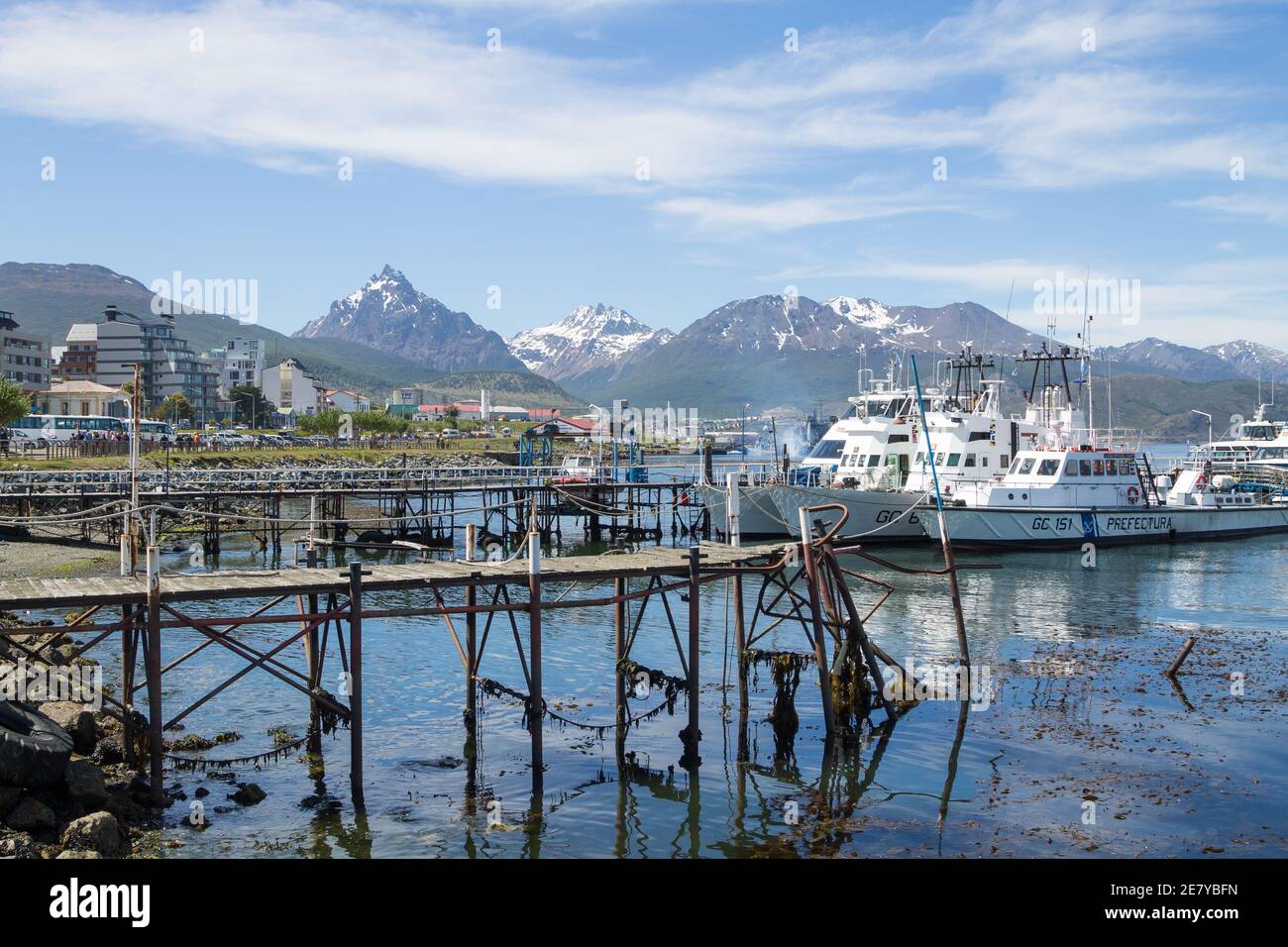 Ville la plus méridionale du monde. Jetée d'Ushuaia le jour de l'été, monument argentin Banque D'Images