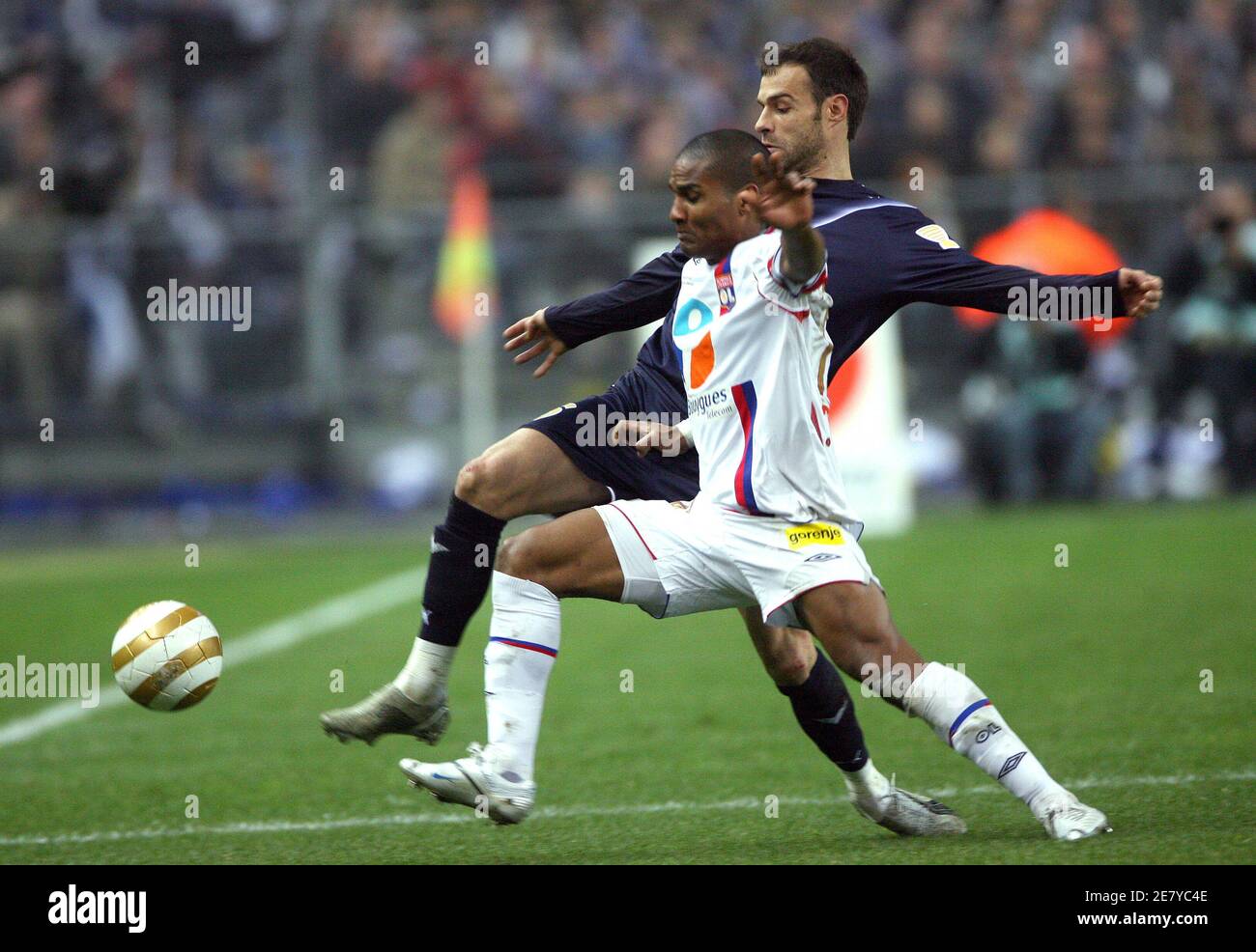 Florent Malouda de Lyon et Frank Jurietti de Bordeaux se battent pour le bal lors de la finale de la coupe de la Ligue française Lyon contre Bordeaux au Stade de France à Saint-Denis, au nord de Paris, France, le 31 mars 2007. Bordeaux a gagné 1-0. Photo de Mehdi Taamallah/Cameleon/ABACAPRESS.COM Banque D'Images