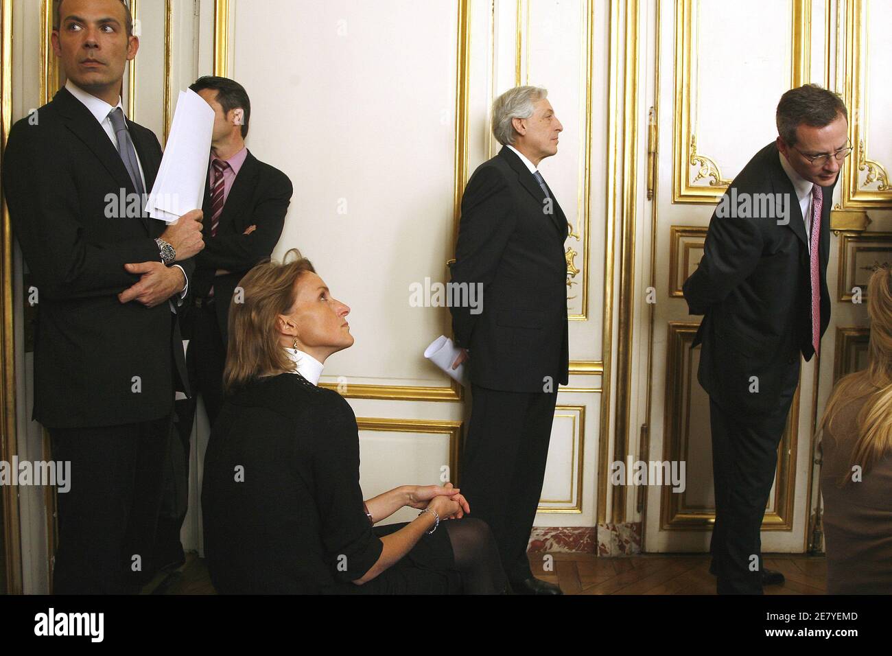 Marie-Laure de Villepin écoute son mari le Premier ministre Dominique de Villepin lors de sa conférence de presse mensuelle à l'Hôtel de Matignon à Paris, France, le 2 avril 2007. Photo de Thierry Orban/ABACAPRESS.COM Banque D'Images