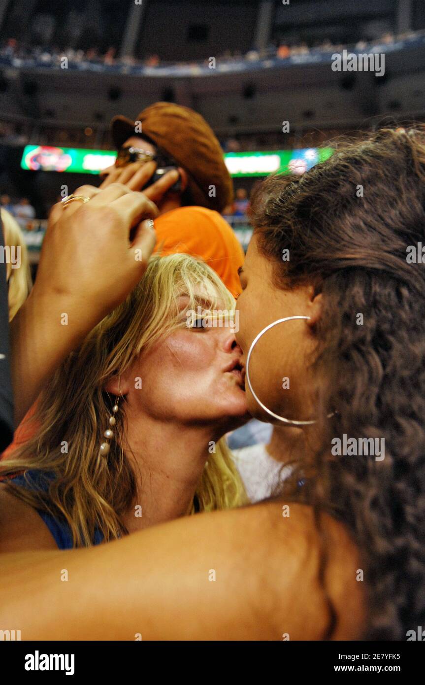 Yelena Noah et sa mère Cecilia Rodhe lors du match de championnat de basket-ball masculin de la NCAA Division 1 à Atlanta, en Géorgie, aux États-Unis, le 2 avril 2007. Photo de Christophe Guibbbaud/Cameleon/ABACAPRESS.COM Banque D'Images