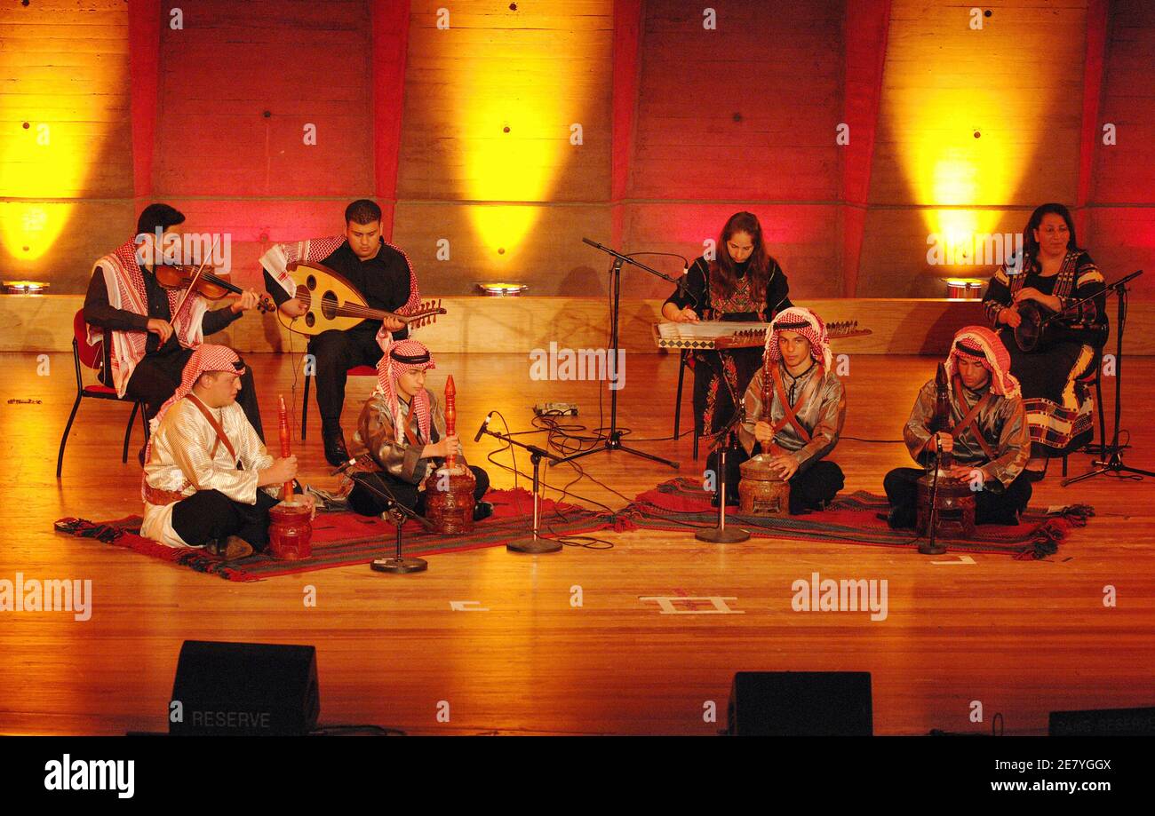 La Reine Rania Al-Abdullah de Jordanie participe à la « nuit des trésors jordaniens », un événement de danse et de musique jordanienne traditionnelle, qui s'est tenu au siège de l'UNESCO à Paris, en France, le 3 avril 2007. La reine Rania était à Paris pour signer un traité entre la Fondation du Jourdain et l'UNESCO. Photo de Nicolas Khayat/ABACAPRESS.COM Banque D'Images