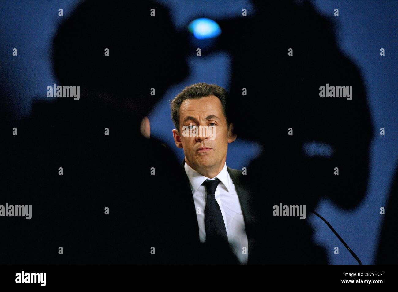 Le candidat à la présidence de l'UMP, Nicolas Sarkozy, prononce un discours lors d'un débat sur les questions culturelles, qui s'est tenu à Paris, en France, le 4 avril 2007. Photo de Mehdi Taamallah/ABACAPRESS.COM Banque D'Images