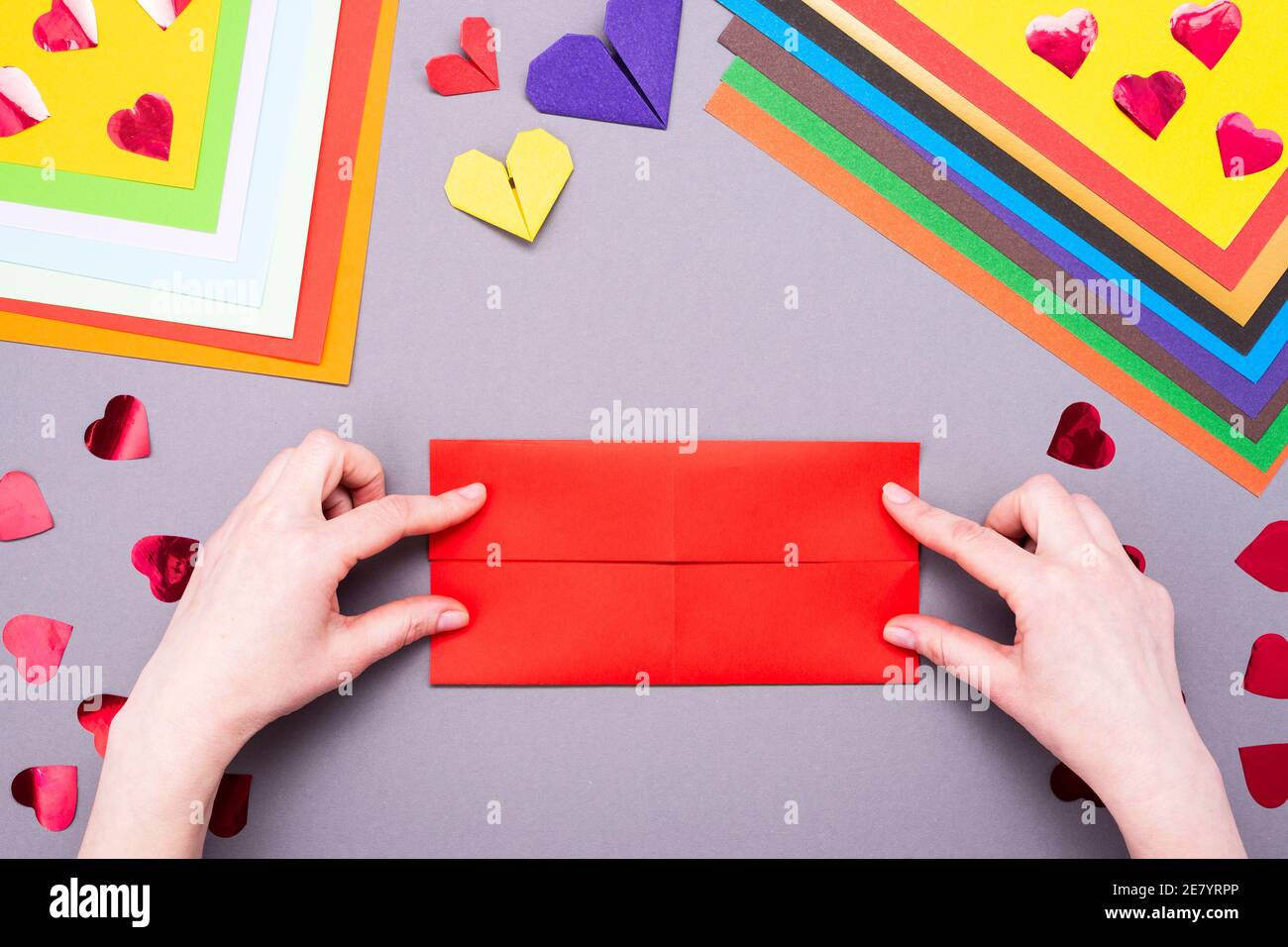 Instructions de bricolage. Guide étape par étape. Le processus de fabrication d'un coeur en papier avec des ailes pour la Saint-Valentin. Banque D'Images