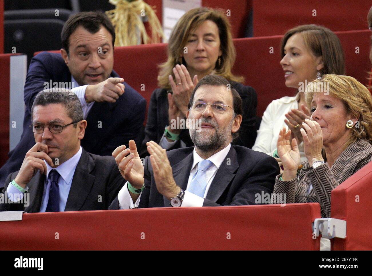 (bottom L-R) Madrid's mayor Alberto Ruiz-Gallardon, opposition leader Mariano Rajoy and President of Madrid's regional government Esperanza Aguirre attend the quarterfinal tennis match of U.S. Robby Ginepri and David Ferrer of Spain at the Madrid Masters Series tennis tournament in Spain, October 21, 2005. Ginepri won the match by 6-1 6-4. REUTERS/Andrea Comas Banque D'Images