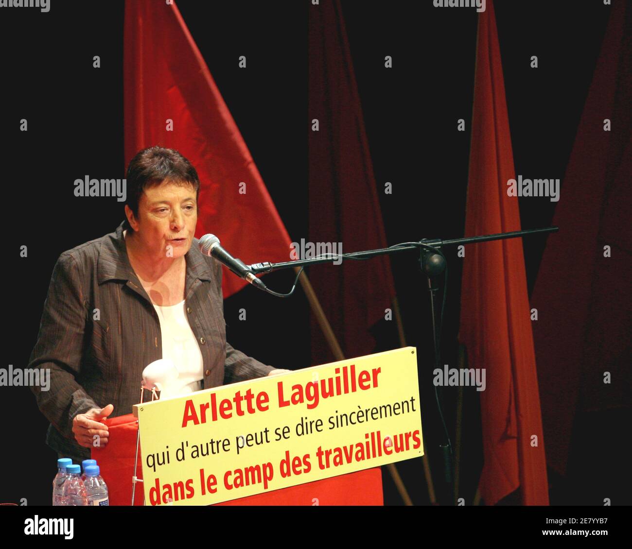 Parti d'extrême gauche "Lutte Ouvriere" candidat à l'élection présidentielle Arlette Laguiller tient un rassemblement politique à Lyon, France, le 16 avril 2007. Photo de Vincent Dargent/ABACAPRESS.COM Banque D'Images