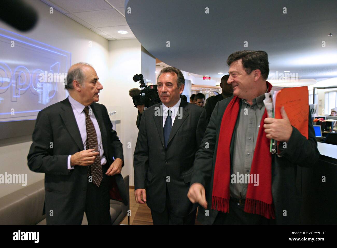 François Bayrou, candidat à la présidence de l'UDF, est accueilli par le directeur de la radio Jean-Pierre Elkabbach, alors qu'il arrive à la station de radio française Europe 1 pour assister à l'exposition politique « la matinée des candidatures », à Paris, en France, le 17 avril 2007. Photo de Corentin Fohlen/ABACAPRESS.COM Banque D'Images