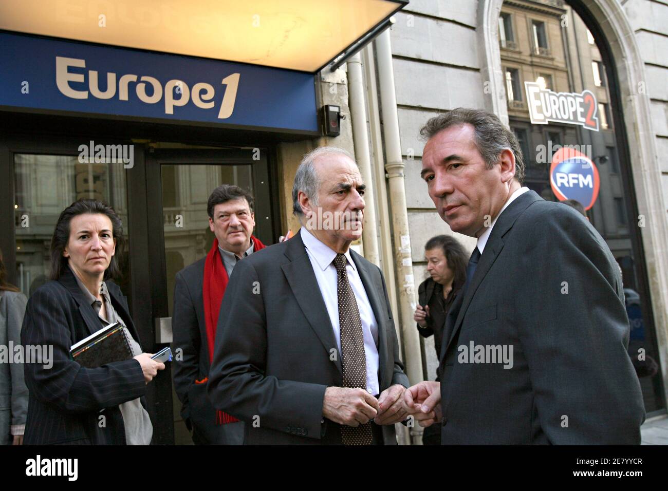 François Bayrou, candidat à la présidence de l'UDF, est accueilli par le directeur de la radio Jean-Pierre Elkabbach, alors qu'il arrive à la station de radio française Europe 1 pour assister à l'exposition politique « la matinée des candidatures », à Paris, en France, le 17 avril 2007. Photo de Corentin Fohlen/ABACAPRESS.COM Banque D'Images