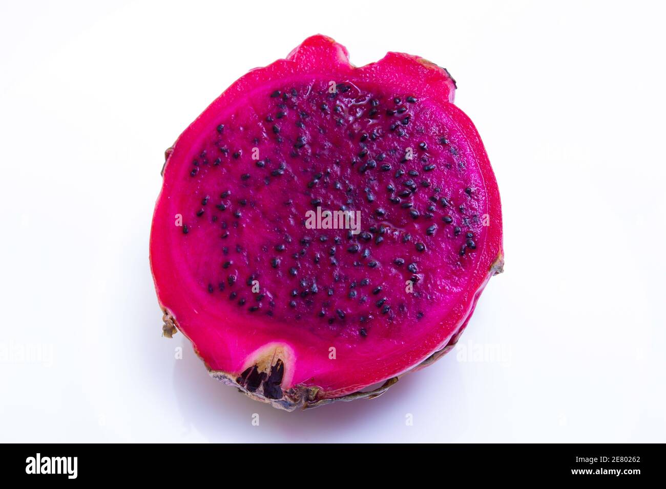 Fruits juteux coupés de cactus comestibles de fruits de dragon, pitahaya - sur fond blanc, texture gros plan Banque D'Images