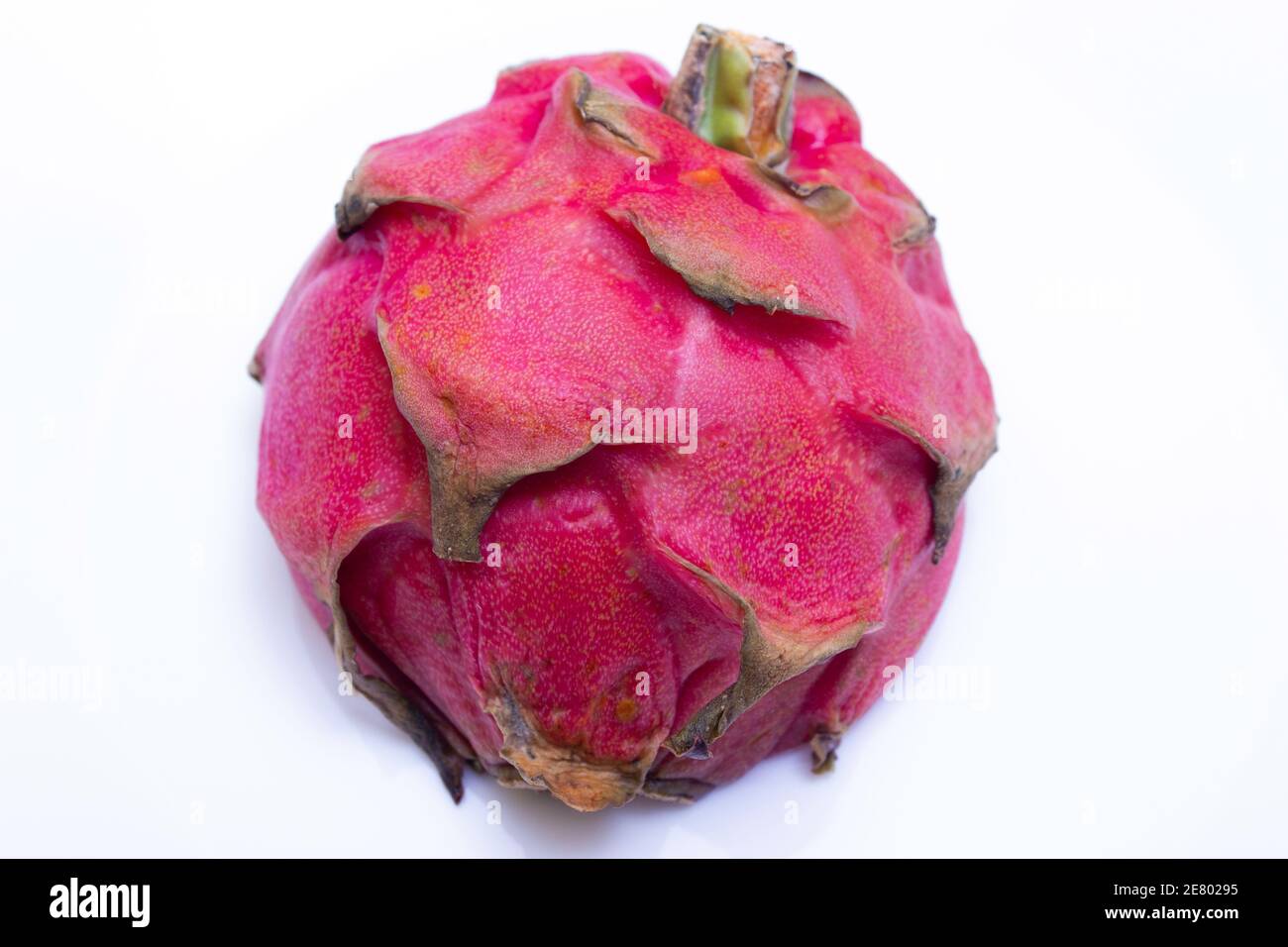 Fruits juteux coupés de cactus comestibles de fruits de dragon, pitahaya - sur fond blanc, texture gros plan Banque D'Images