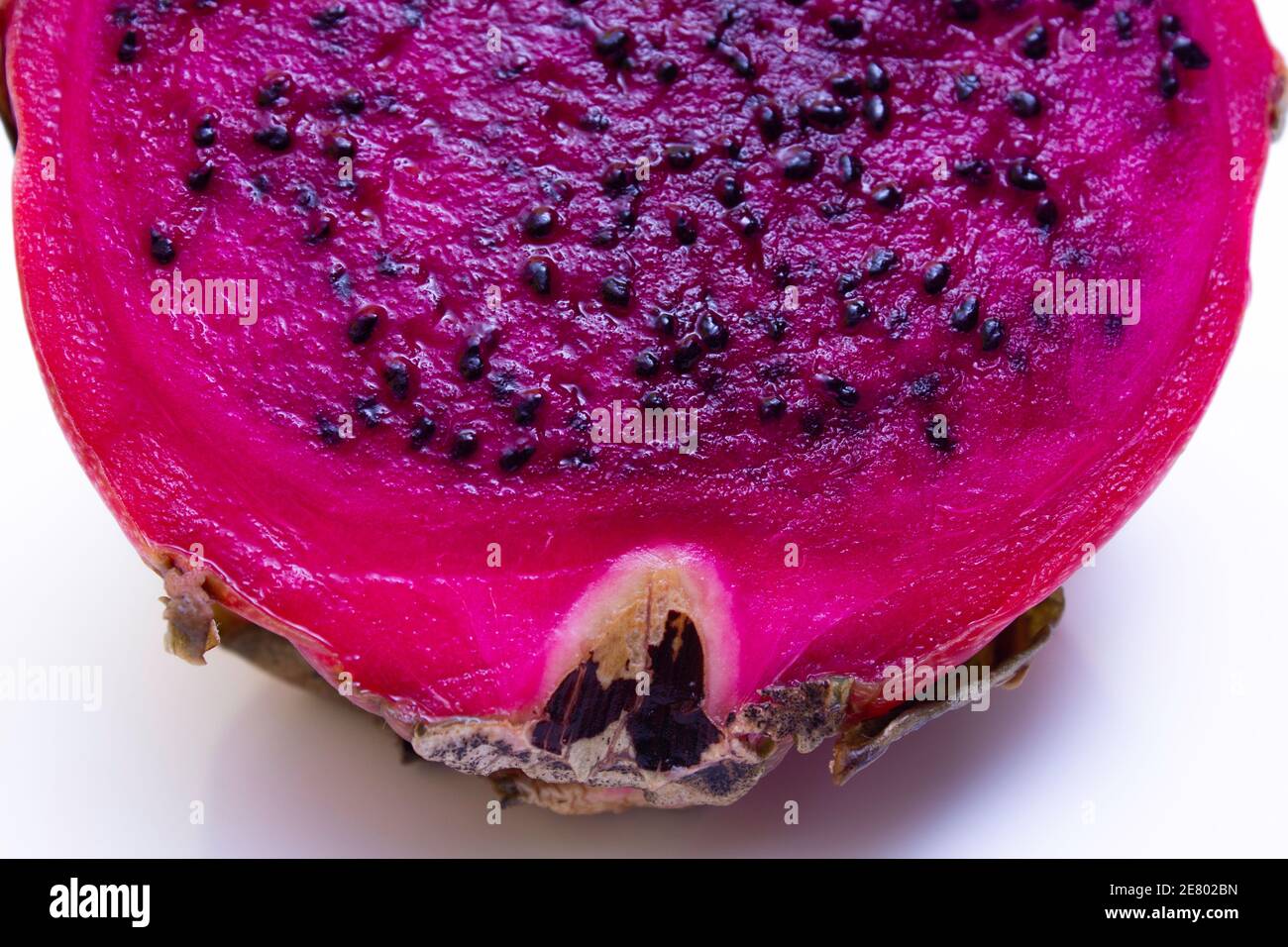 Fruits juteux coupés de cactus comestibles de fruits de dragon, pitahaya - sur fond blanc, texture gros plan Banque D'Images