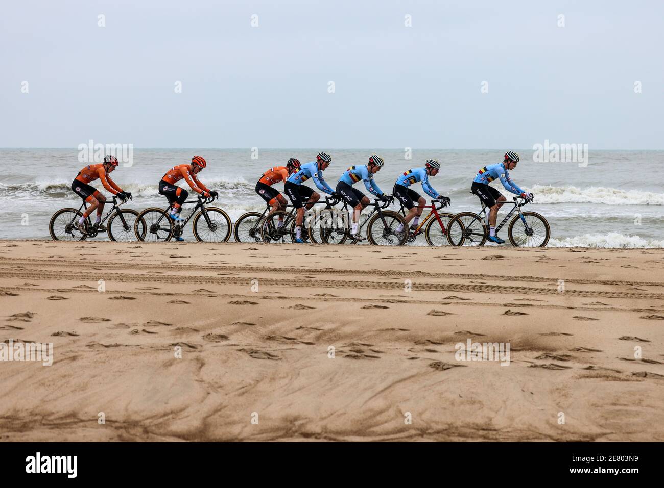 PIM Ronhaar, Mees Hendrikx, Ryan Kamp des pays-Bas et, Timo Kielich, Anton Ferdinande, Toon Vandebosch, Niels Vandeputte de belgique lors des Championnats du monde Cyclo-Cross 2021 de l'UCI, hommes de moins de 23 ans, le 30 janvier 2021 à Ostende, Belgique - photo Fabien Boukla / DPPI / LiveMedia Banque D'Images