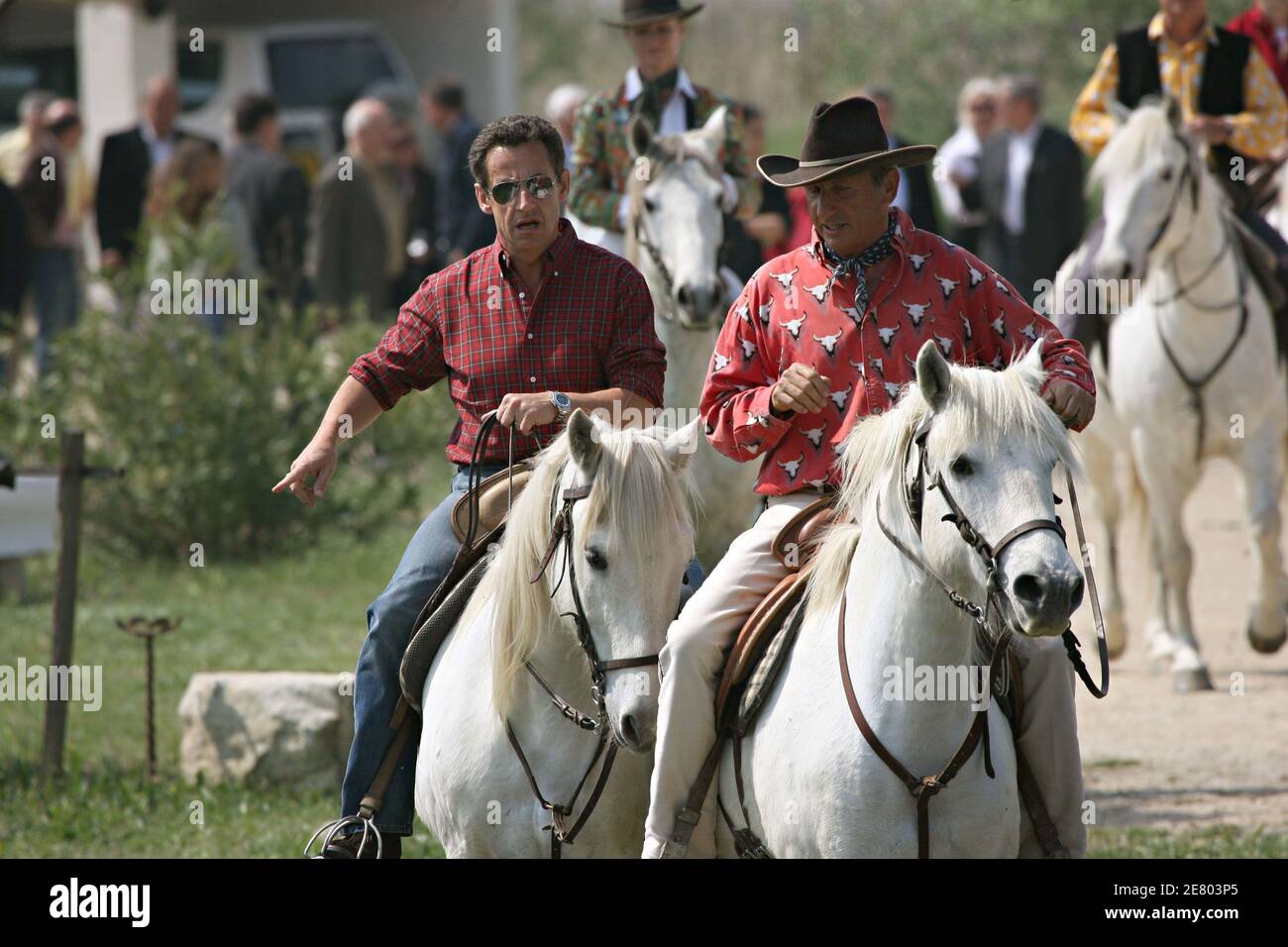 Nicolas Sarkozy, dirigeant de l'UMP et candidat à la présidence, fait un cheval blanc local lors de sa visite d'une ferme de taureaux à Saintes-Marie de la Mer, dans le sud-est de la France, le 20 avril 2007. Photo de Mehdi Taamallah/ABACAPRESS.COM Banque D'Images