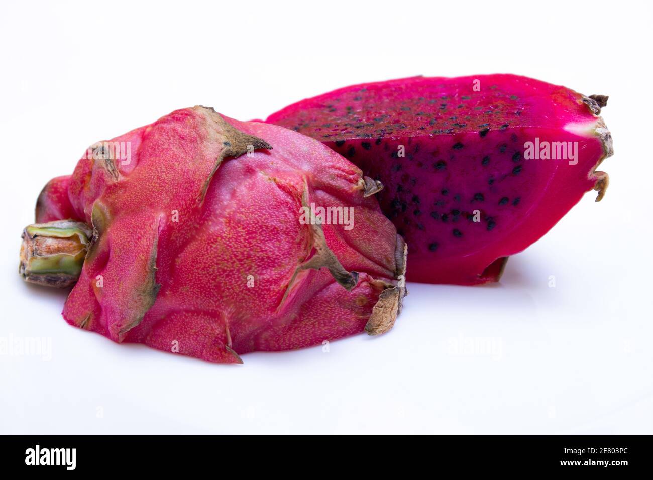 Fruits juteux coupés de cactus comestibles de fruits de dragon, pitahaya - sur fond blanc, texture gros plan Banque D'Images