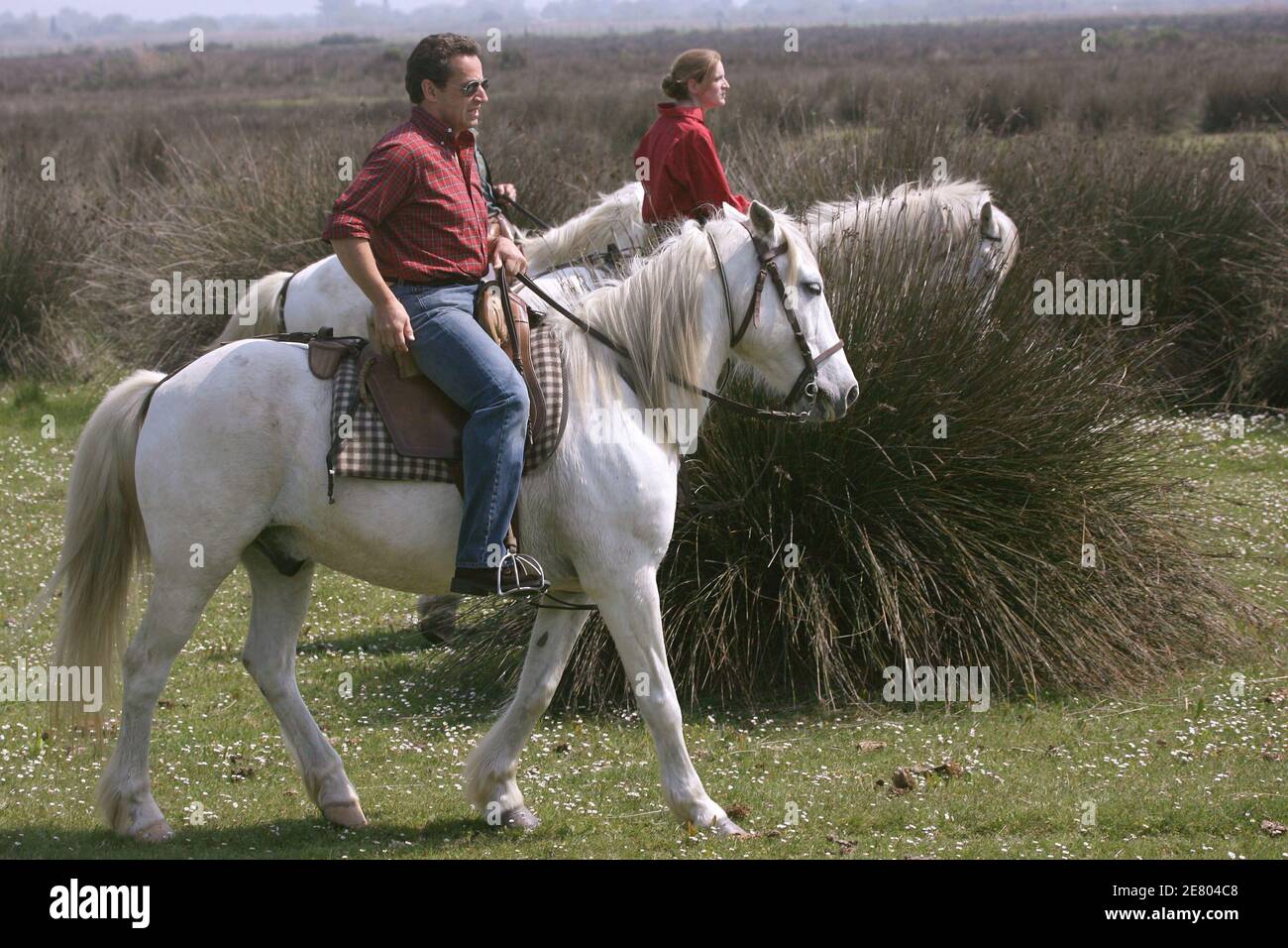 Nicolas Sarkozy, dirigeant de l'UMP et candidat à la présidence, fait un cheval blanc local lors de sa visite d'une ferme de taureaux à Saintes-Marie de la Mer, dans le sud-est de la France, le 20 avril 2007. Photo de Mehdi Taamallah/ABACAPRESS.COM Banque D'Images