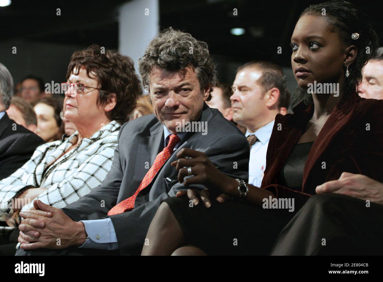 Christine Boutin, députée de l'UMP, Jean-Louis Borloo, ministre de l'emploi, et Ramatoulaye Yade, UMP en charge des communautés francophones, assistent au dernier rassemblement du leader français de droite de l'UMP et candidat aux élections présidentielles Nicolas Sarkozy avant le premier tour de dimanche à Marseille, dans le sud de la France, le 19 avril 2007. Photo de Mehdi Taamallah/ABACAPRESS.COM Banque D'Images