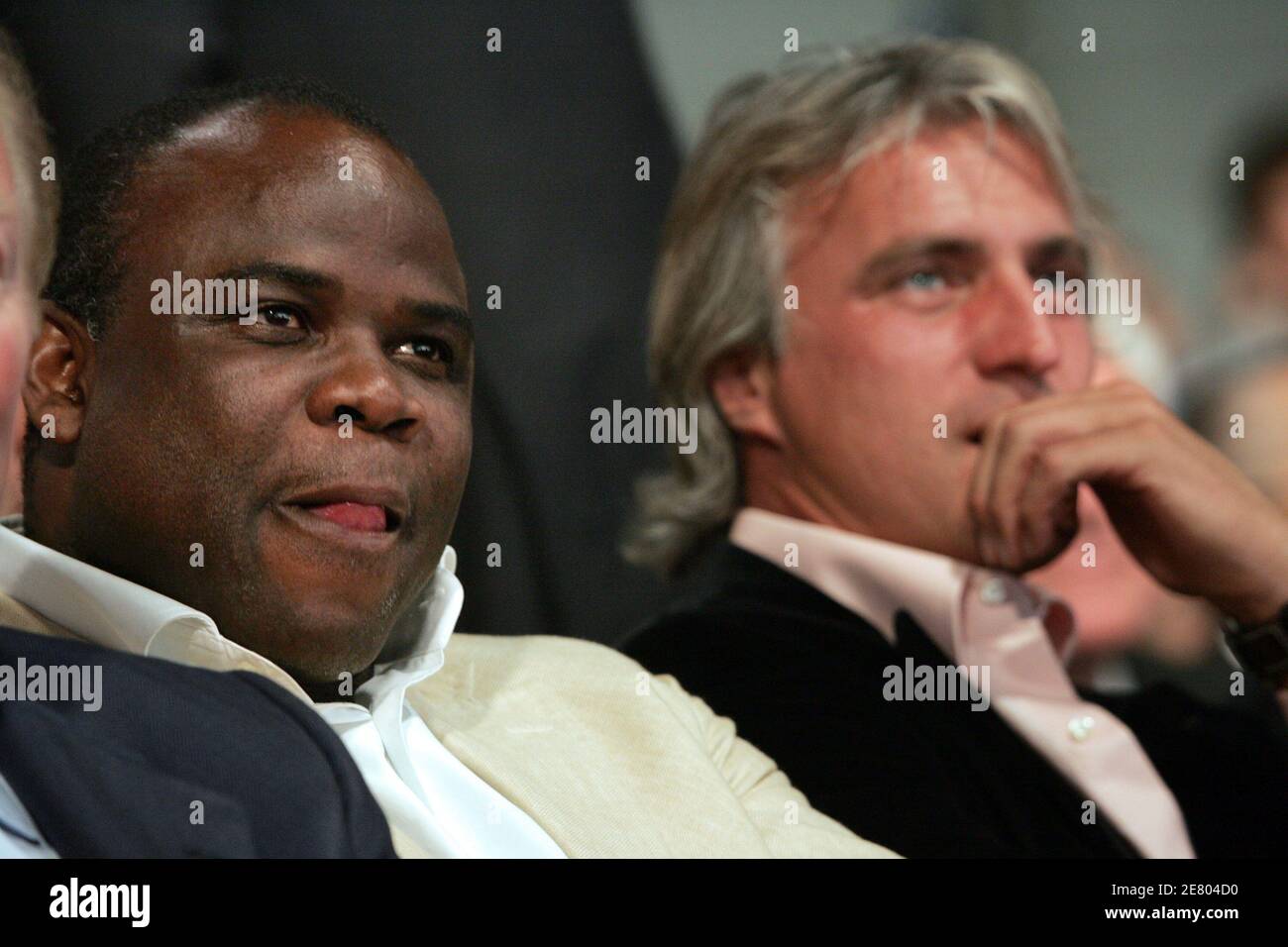 Les anciens footballeurs Basile Boli et David Ginola assistent au dernier  rassemblement du leader français de droite de l'UMP et candidat aux  élections présidentielles Nicolas Sarkozy avant le premier tour de dimanche