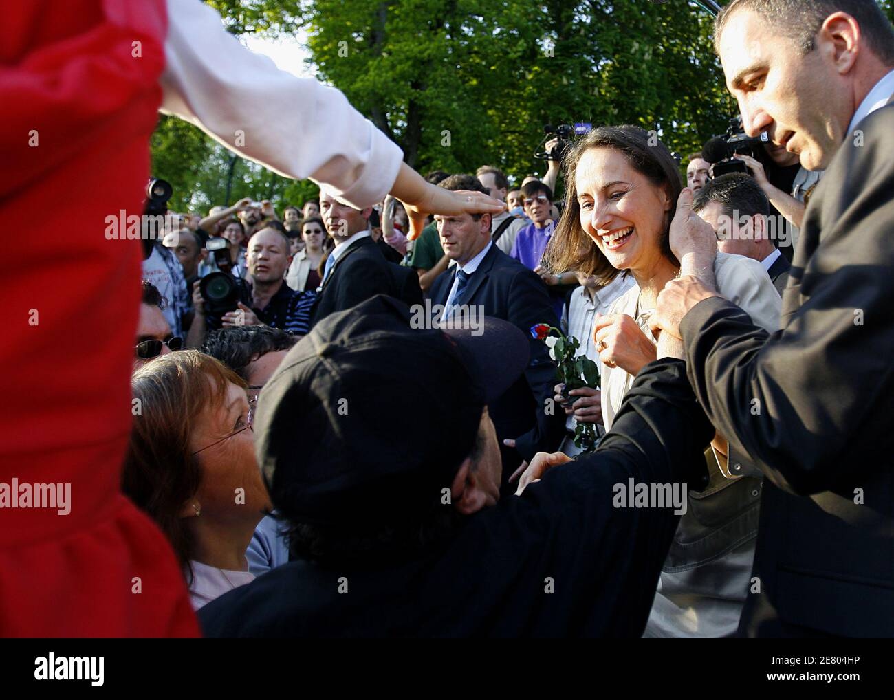 Segolene Royal, candidate socialiste française à la présidence, campagne à Poitiers, centre de la France, 20 avril 2007. Elle rencontre des supporters au parc de Blossac, au centre de la ville, où un pique-nique est organisé. Photo de Patrick Bernard/ABACAPRESS.COM Banque D'Images