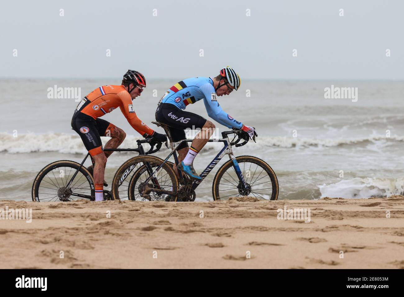 Ryan Kamp des pays-Bas, Niels Vandeputte de Belgique lors des Championnats du monde Cyclo-Cross 2021 de l'UCI, hommes de moins de 23 ans, on / LM Banque D'Images