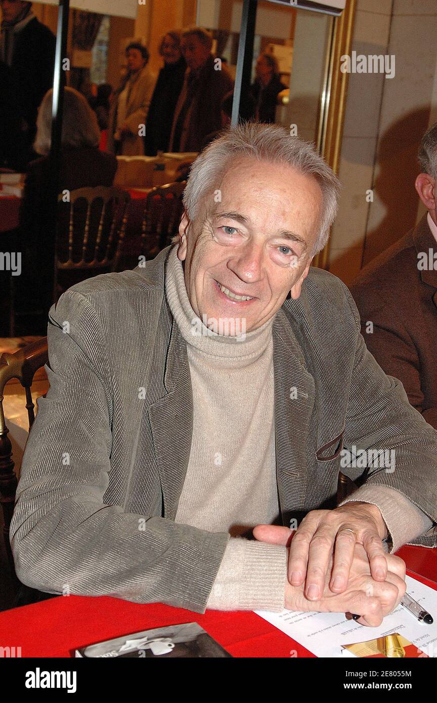 L'acteur français Jean-Pierre Cassel meurt à l'âge de 75 ans. Jean-Pierre Cassel à Paris, France, le 28 novembre 2004. Photo de Denis Guignebourg/ABACAPRESS.COM Banque D'Images