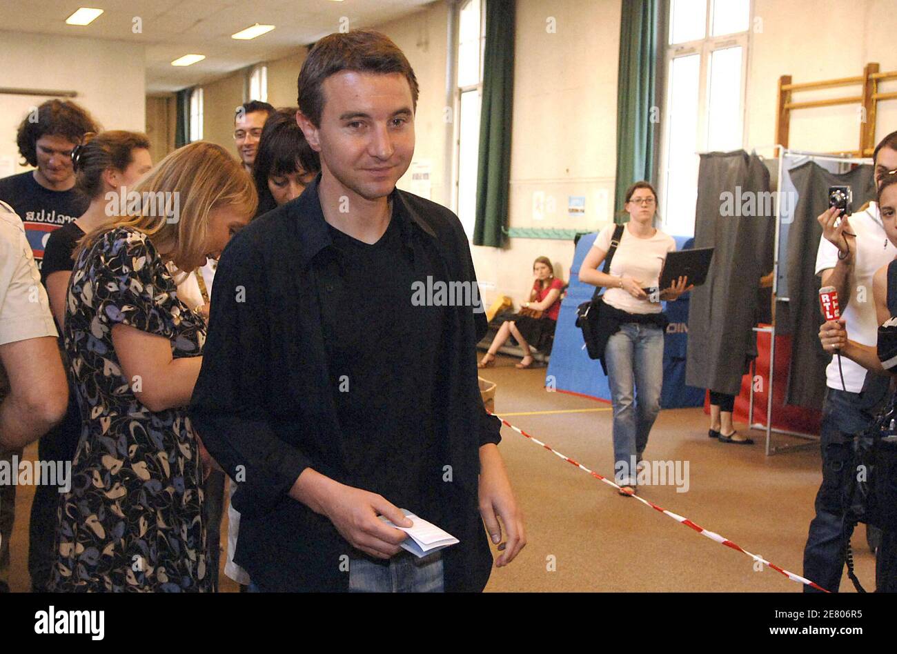 Le candidat à la présidence du LCR Olivier Besancenot a fait son tour de scrutin dans un bureau de vote à Paris, en France, le 22 avril 2007, pour le premier tour de l'élection présidentielle. Photo de Giancarlo Gorassini/ABACAPRESS.COM Banque D'Images