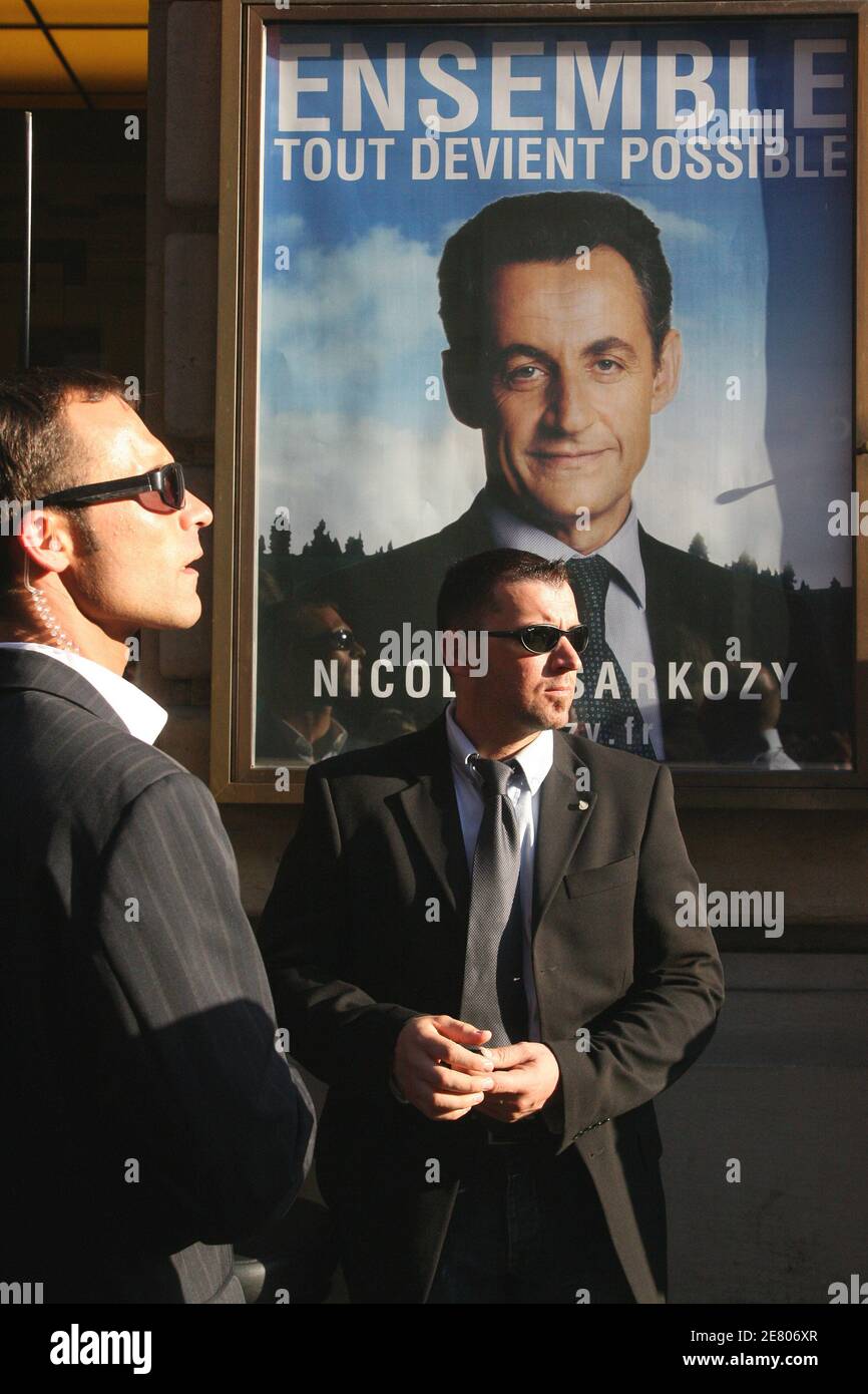 Ambiance à la salle Gaveau à Paris, France, le 22 avril 2007, où Nicolas Sarkozy prononce son discours sur l'élection présidentielle la première nuit ronde. Sarkozy a terminé premier au tour d'ouverture de l'élection présidentielle française dimanche et rencontrera le rival socialiste Segolene Royal au second tour, comme l'ont montré les premiers résultats. Avec 40 pour cent des voix, Sarkozy avait 30.5 pour cent des voix, Royal était en deuxième position avec 24.3 pour cent et le centriste François Bayrou en troisième position avec 18.2 pour cent. Le dirigeant d'extrême-droite Jean-Marie le Pen, qui a surpris la France en arrivant deuxième aux élections de 2002, Banque D'Images