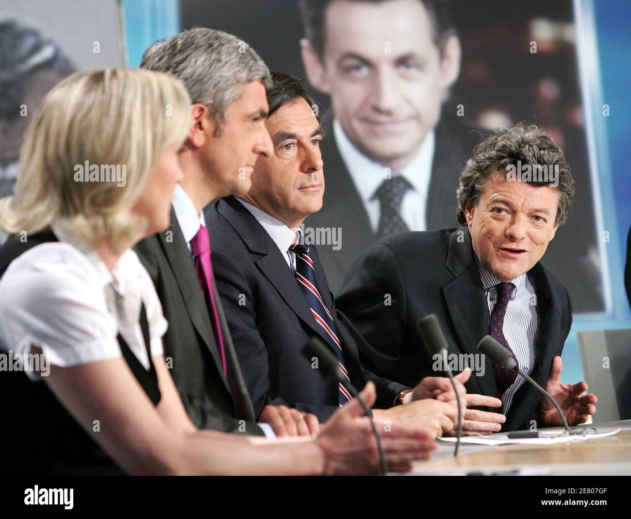Des Politiques à La Télé Qui Débattent Marine le Pen, Herve Morin, François Fillon et Jean-Louis Borloo débattent  le 22 avril 2007 d'une émission politique sur la chaîne de télévision TF1 à  Boulogne-Billancourt, à l'ouest de Paris. Photo de