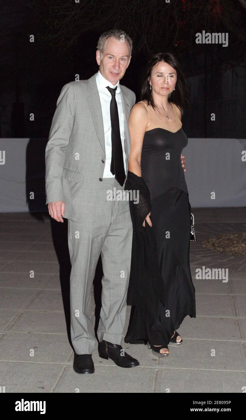 John McEnroe et son épouse Patty Smyth arrivent au Vanity Fair 2007 Tribeca film Festival Party, qui s'est tenu au palais de justice suprême de l'État à New York City, NY, USA, le 24 avril 2007. Photo par ABACAPRESS.COM Banque D'Images