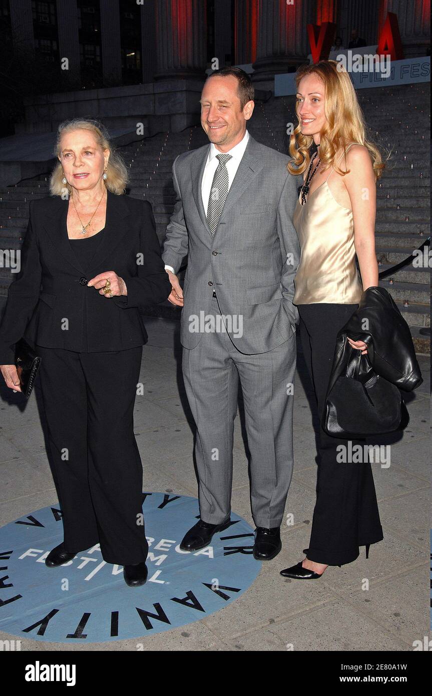 Lauren Bacall, avec son fils Sam Robards et sa femme Sidsel Robards, participe à la 6e édition annuelle du festival du film Tribeca Vanity Fair, qui s'est tenue au palais de justice suprême de l'État, à New York, aux États-Unis, le 24 avril 2007. Photo de David Miller/ABACAPRESS.COM Banque D'Images