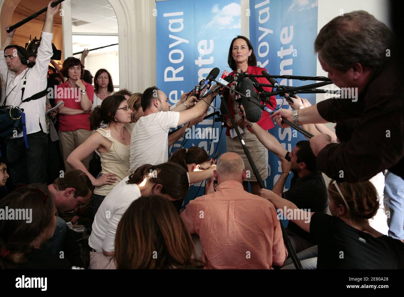 Segolene Royal, candidate socialiste française à l'élection présidentielle, prend la parole lors d'une conférence de presse à Paris après que François Bayrou, le centriste défait dont 6.8 millions d'électeurs sont la clé de la course à la présidence française, ait refusé de soutenir le socialiste Segolene Royal ou le président de droite Nicolas Sarkozy lors du second tour du 06 mai. Paris, France, le 25 avril 2007. Photo par Axelle de russe/ABACAPRESS.COM Banque D'Images