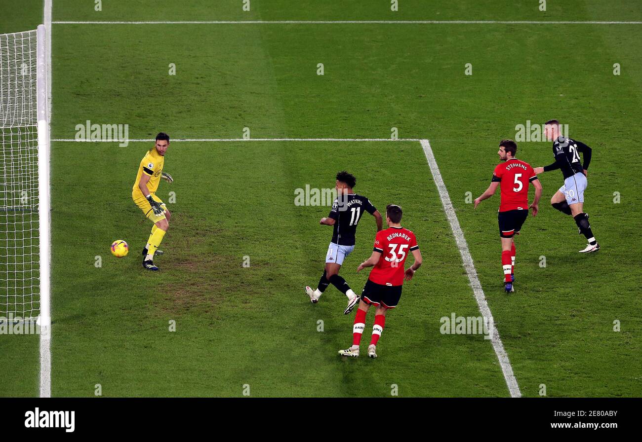 Ross Barkley, d'Aston Villa (à droite), marque le premier but du match de la première ligue au stade St Mary's, à Southampton. Date de la photo: Samedi 30 janvier 2021. Banque D'Images Ross Barkley, d'Aston Villa (à droite), marque le premier but du match de la première ligue au stade St Mary's, à Southampton. Date de la photo: Samedi 30 janvier 2021. Banque D'Images
