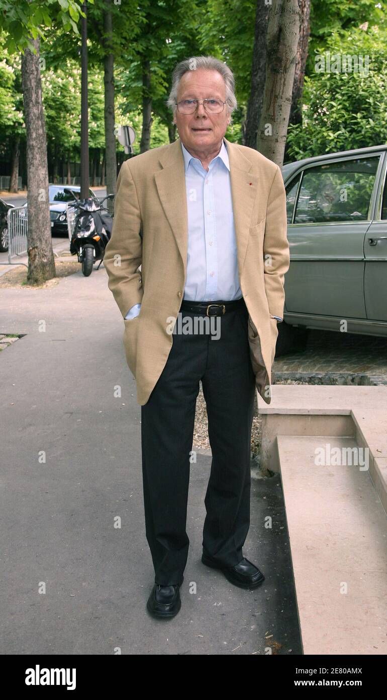 L'acteur français Jean Piat arrive à l'enregistrement du programme TV  français 'vivre Dimanche' qui s'est tenu au Studio Gabriel à Paris, France,  le 25 avril 2007 photo de Denis Guignebourg/ABACAPRESS.COM Photo Stock -