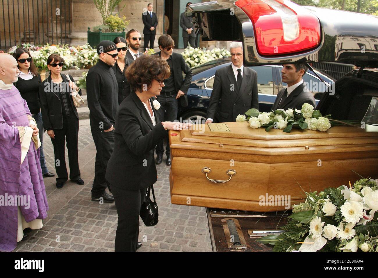 Anne Cassel pendant les funérailles de l'acteur français Jean-Pierre Cassel  à l'église Saint-Eustache à Paris, France, le 26 avril 2007. Cassel est mort  d'un cancer à 74 heures jeudi dernier. Photo de