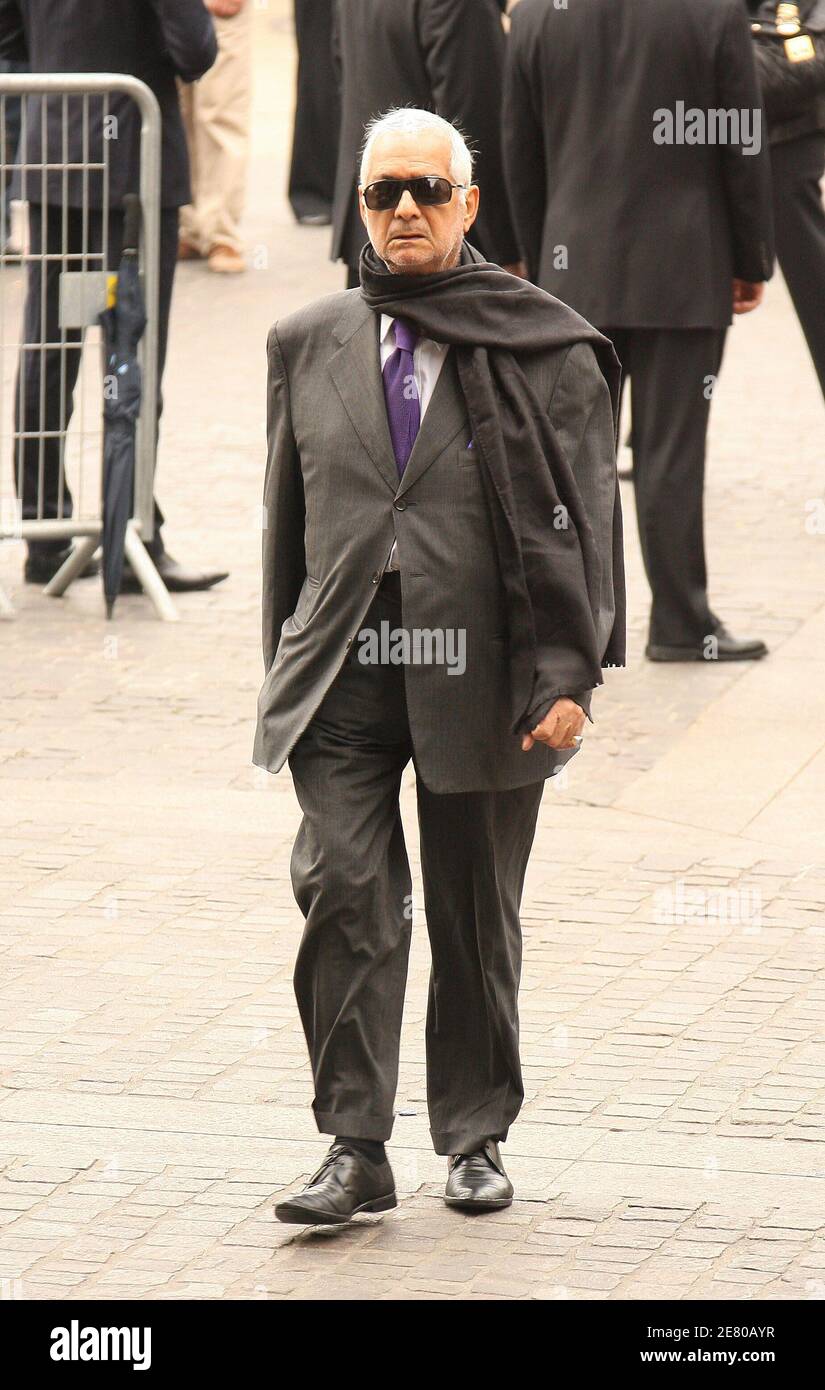 L'acteur français Jean-Claude Brialy arrive au service funéraire de  l'acteur français Jean-Pierre Cassel à l'église Saint-Eustache à Paris, en  France, le 26 avril 2007. Cassel est mort d'un cancer à 74 heures